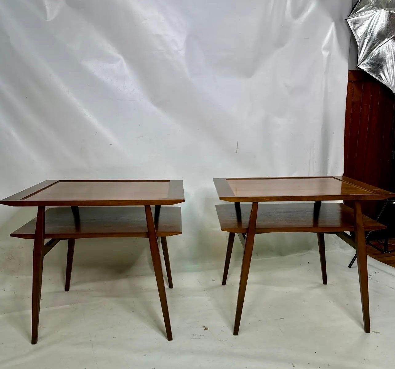 Pareja de mesas auxiliares escalonadas de nogal Gio Ponti para M. Singer & Sons Nogal en venta
