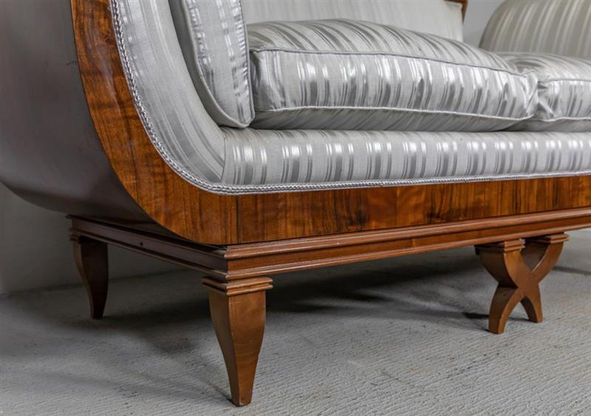 Preciosa copia autorizada única del Sofá Gio Ponti y Tomaso Buzzi 1930. 
Armazón de nogal tapizado en seda satinada.
Fabricado por Carpani F.ll inc
Literatura: Mobili Dell'Antidesign p. 92,93,94,95.  

Diseñado por: Gio Ponti, Tomaso Buzzi
Fabricado