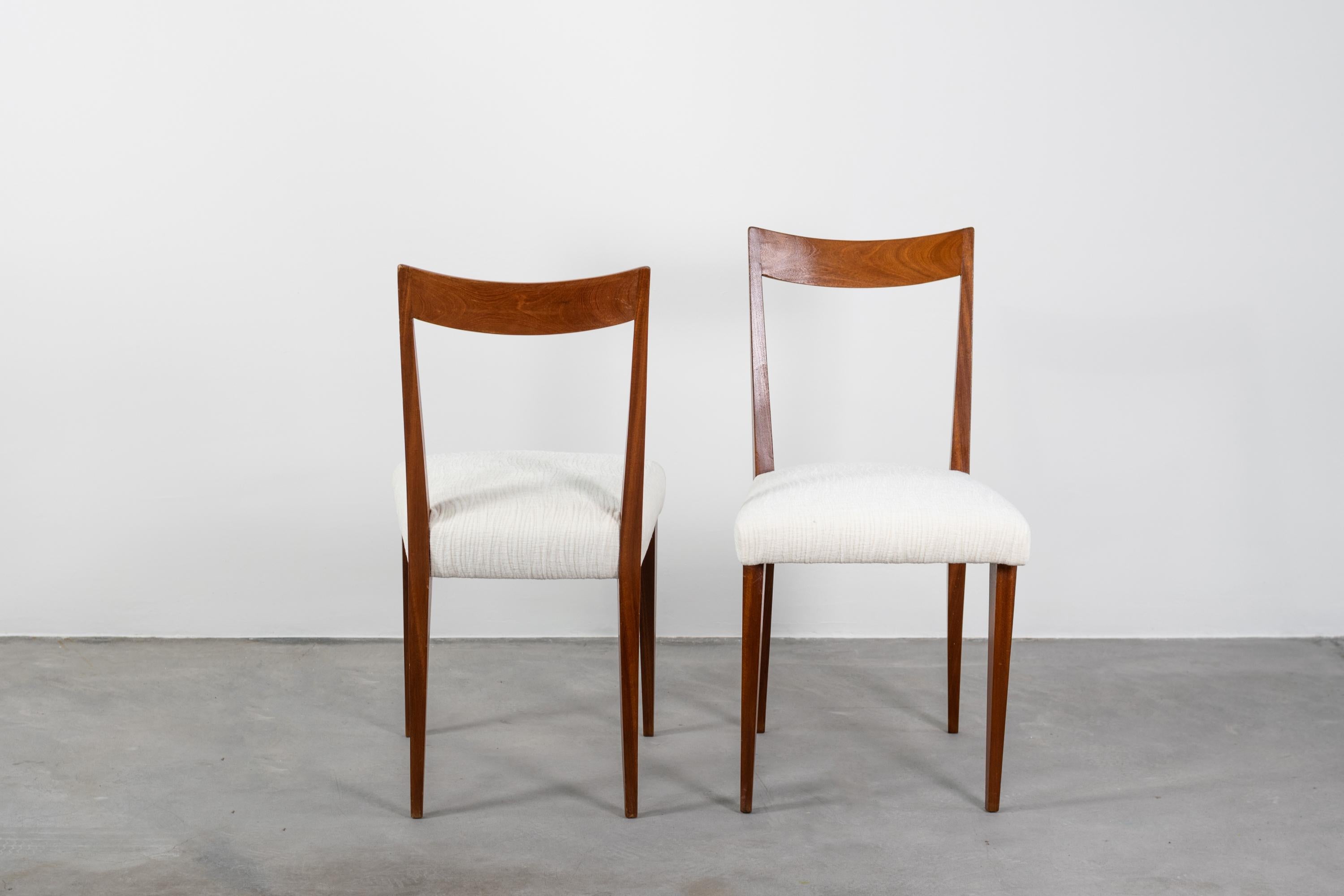 Two dining chairs attributed to Gio Ponti, with wooden structure and ivory fabric, circa 1960, Italy.
Recently restored.
