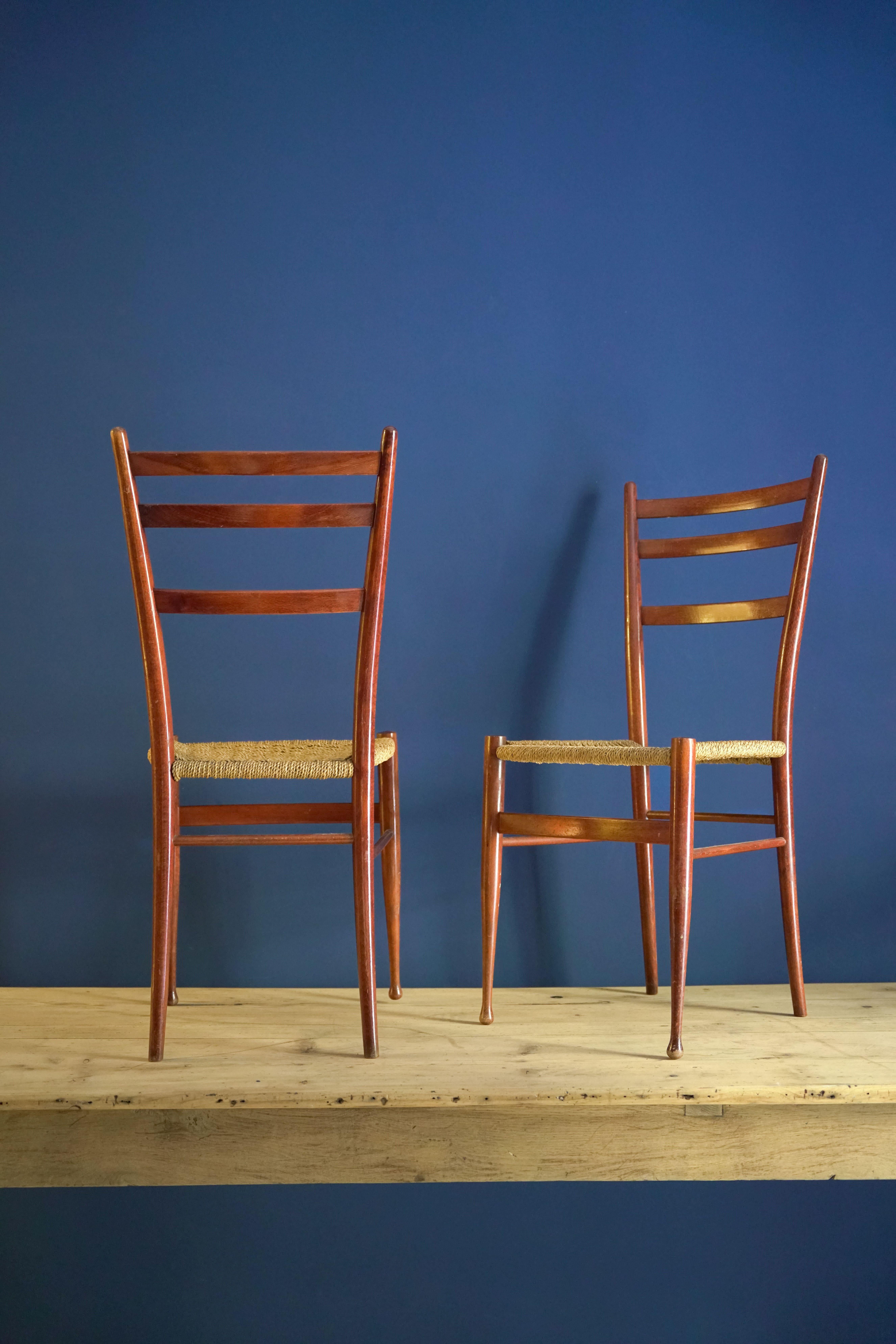  Gio Ponti entwarf diesen Stuhl in den 1950er Jahren im Auftrag von Cassina, einem Unternehmen, das ihn seither kontinuierlich produziert. Siebenundfünfzig Jahre nach seiner Markteinführung ist es vielleicht das bekannteste Werk des