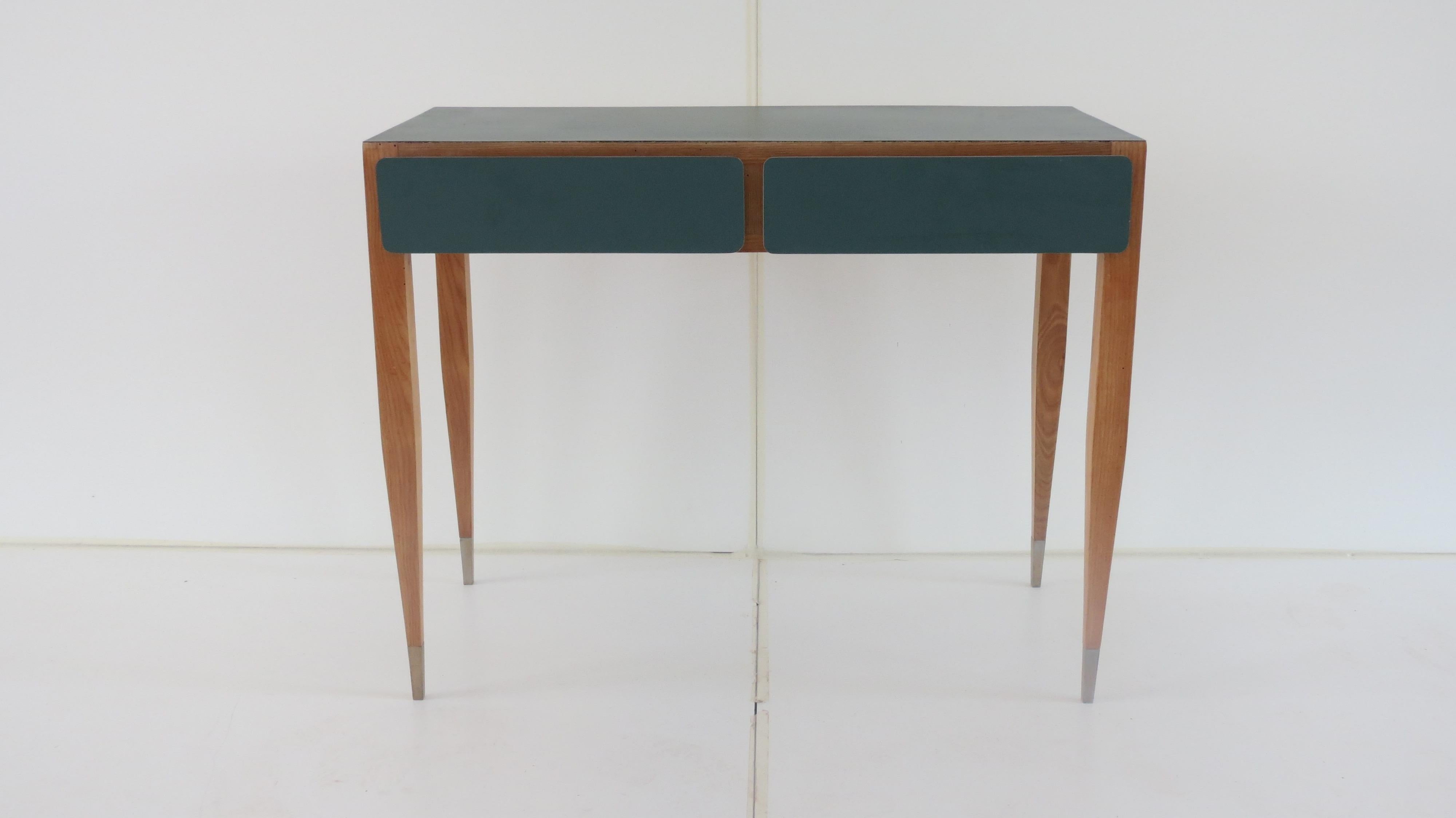 Rare vanity dressing table designed by Gio Ponti for the rooms of the Hotel Parco dei Principi in Roma
manufactured by Giordano Chiesa, 1964.
Two drawers.
Aash, laminate, nickel-plated brass- sold without the table mirror on top