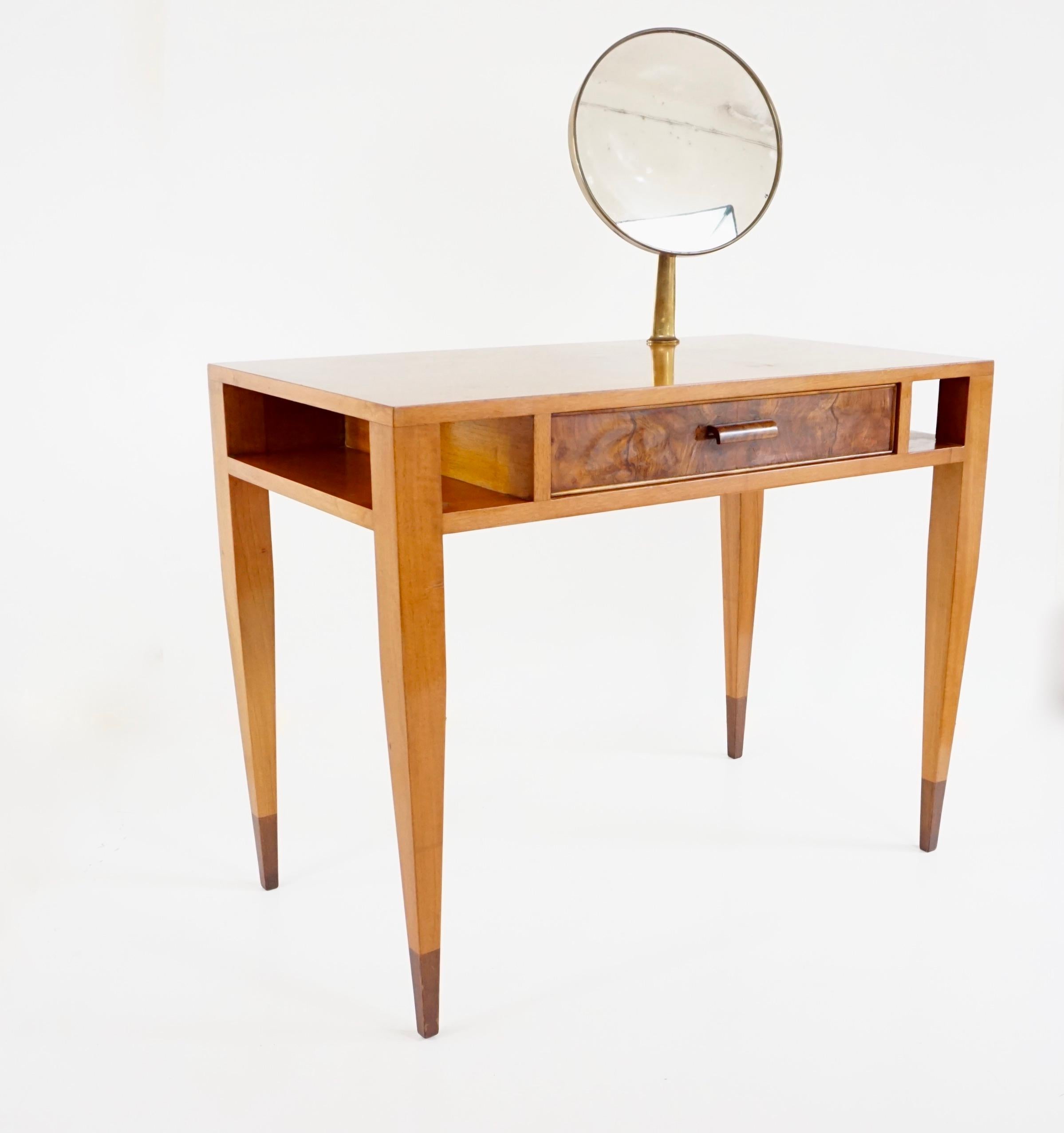 rare Gio Ponti toilette, vanity table  coiffeuse
un tiroir avec un miroir réglable en laiton de Fontana Arte
produit par Giordano Chiesa pour Dassi vers 1950 
noyer, placage de bois d'olivier, laiton et verre miroir
très bon état d'origine
Mesures :