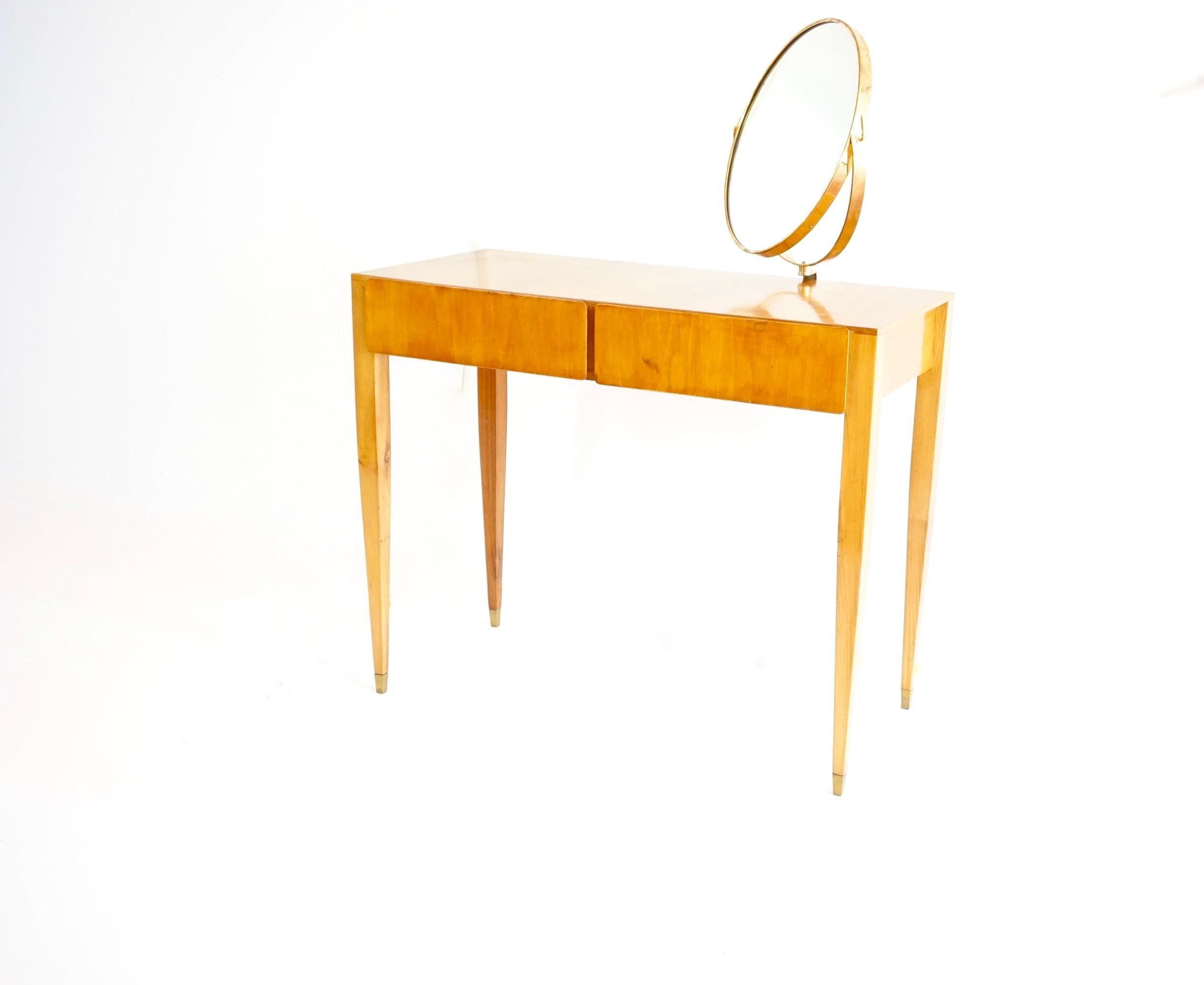 Vanità di Gio Ponti prodotta da Giordano Chiesa per l'arredamento dell'Hotel Royal di Napoli, 1955.
Specchio originale di Fontana Arte
due cassetti 
frassino, ottone e vetro a specchio. 
molto buono  condizioni e patina originali 

Misure: H. 76,5