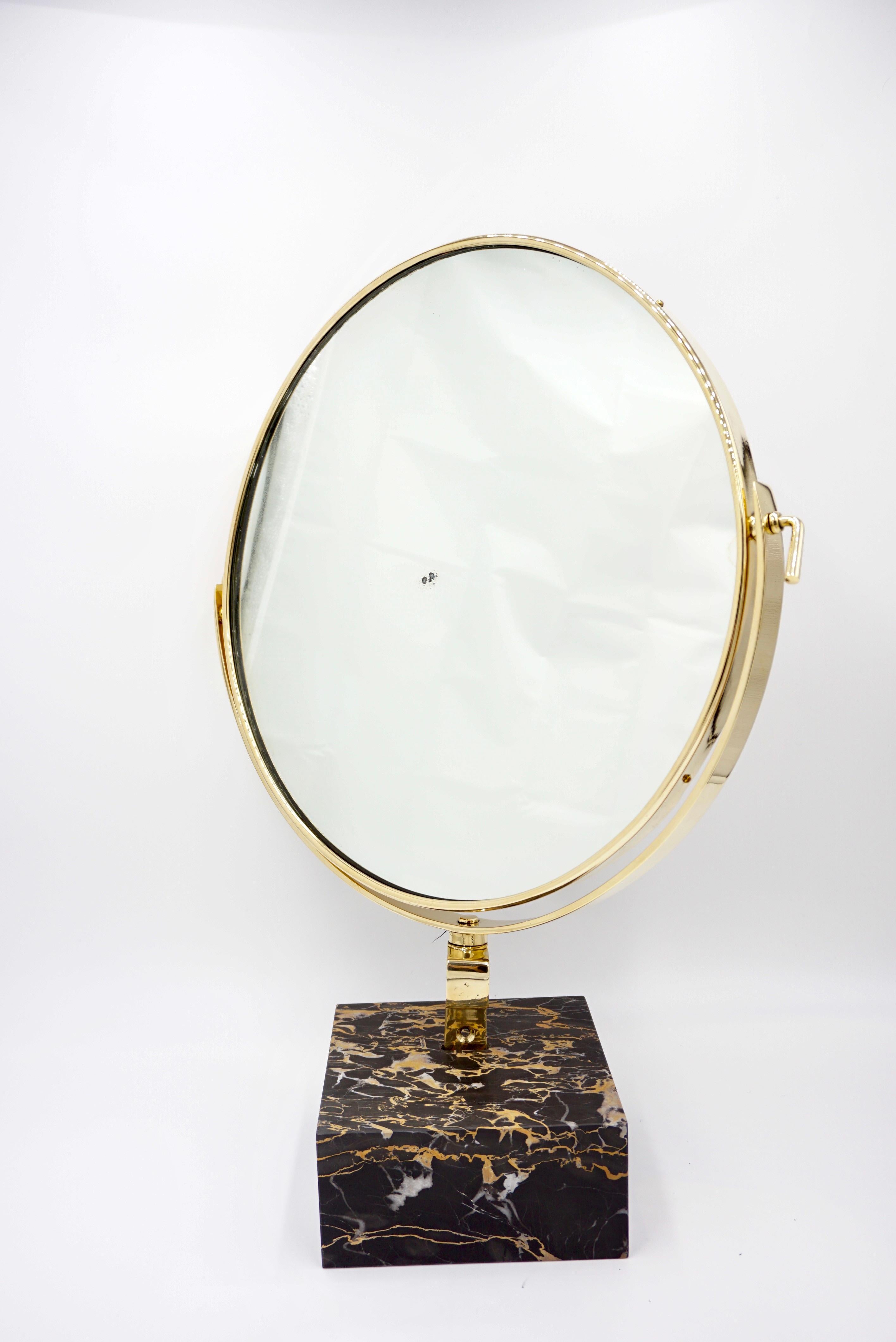 Miroir de courtoisie conçu par Gio Ponti pour la vanité de l'Hôtel Royal, Naples, 1955 et produit par Fontana Arte en 1955. 
édition limitée
Pièce originale ( dans un bureau du mobilier de l'Hôtel Royal) personnalisée par CG avec support en marbre