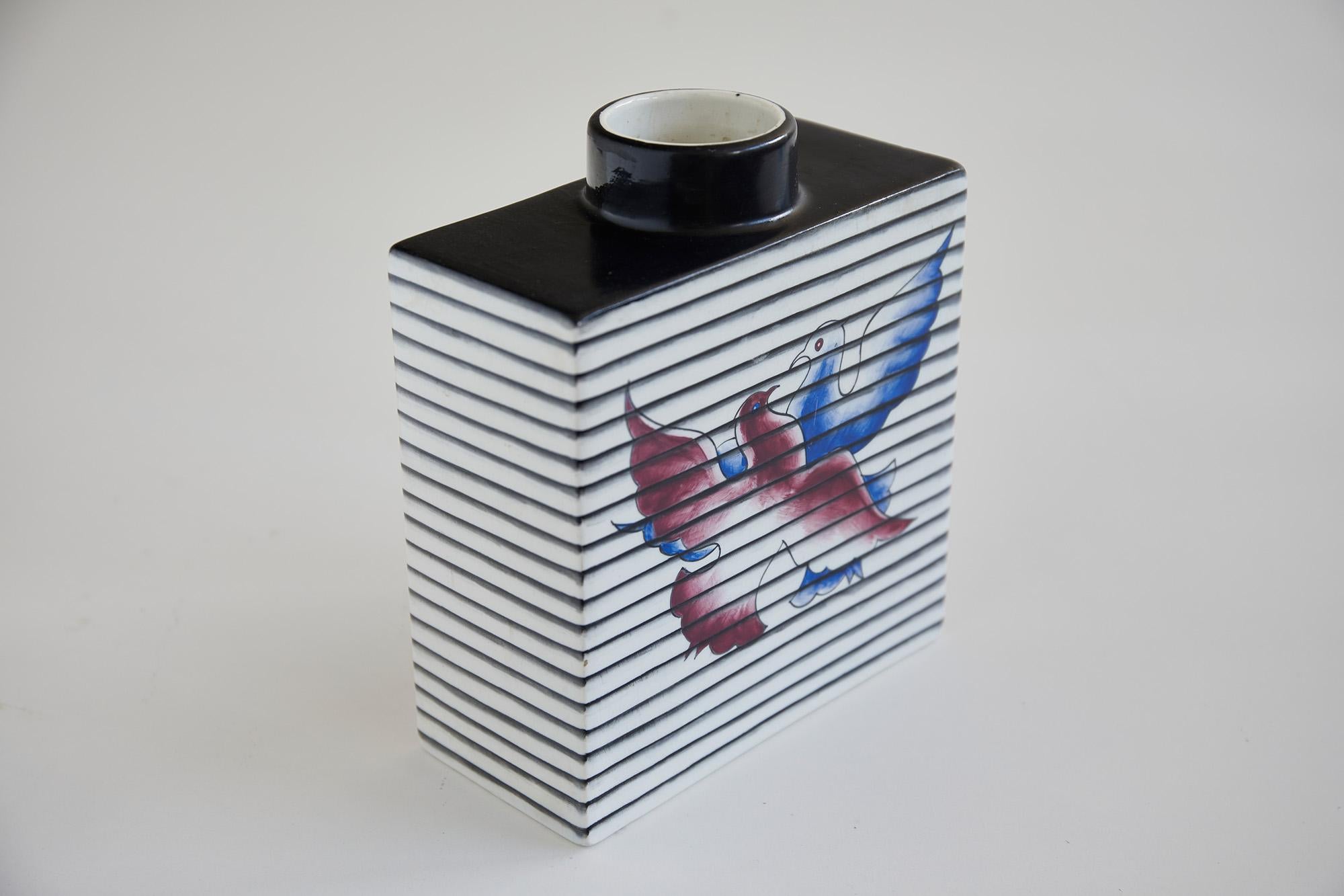 Vaso di Gio Ponti, Richard Ginori, Italia, 1929-30. Porcellana smaltata.

Bella e rara decorazione con colombe in volo e linee nere.

Questo pezzo è stato creato durante il periodo in cui Giò Ponti era direttore artistico della fabbrica di ceramiche