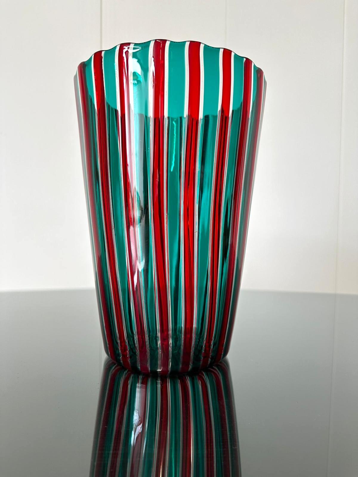Bellissimo vaso lavorato a canne nei toni del rosso e del verde, Venini 1988
Firmata e datato sotto la base
