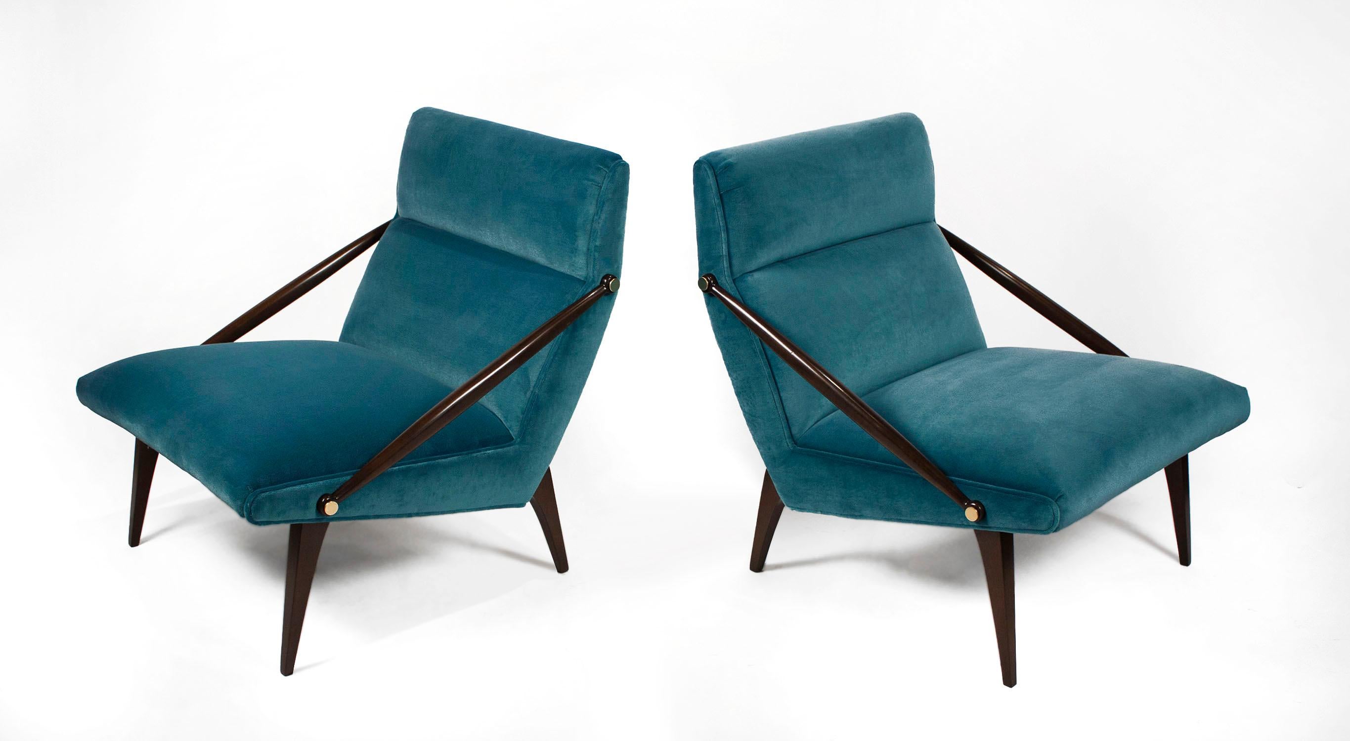 Mid-Century Modern Gio Ponti fauteuils de salon en velours, en noyer et laiton pour M. Singer and Sons, années 1950 en vente