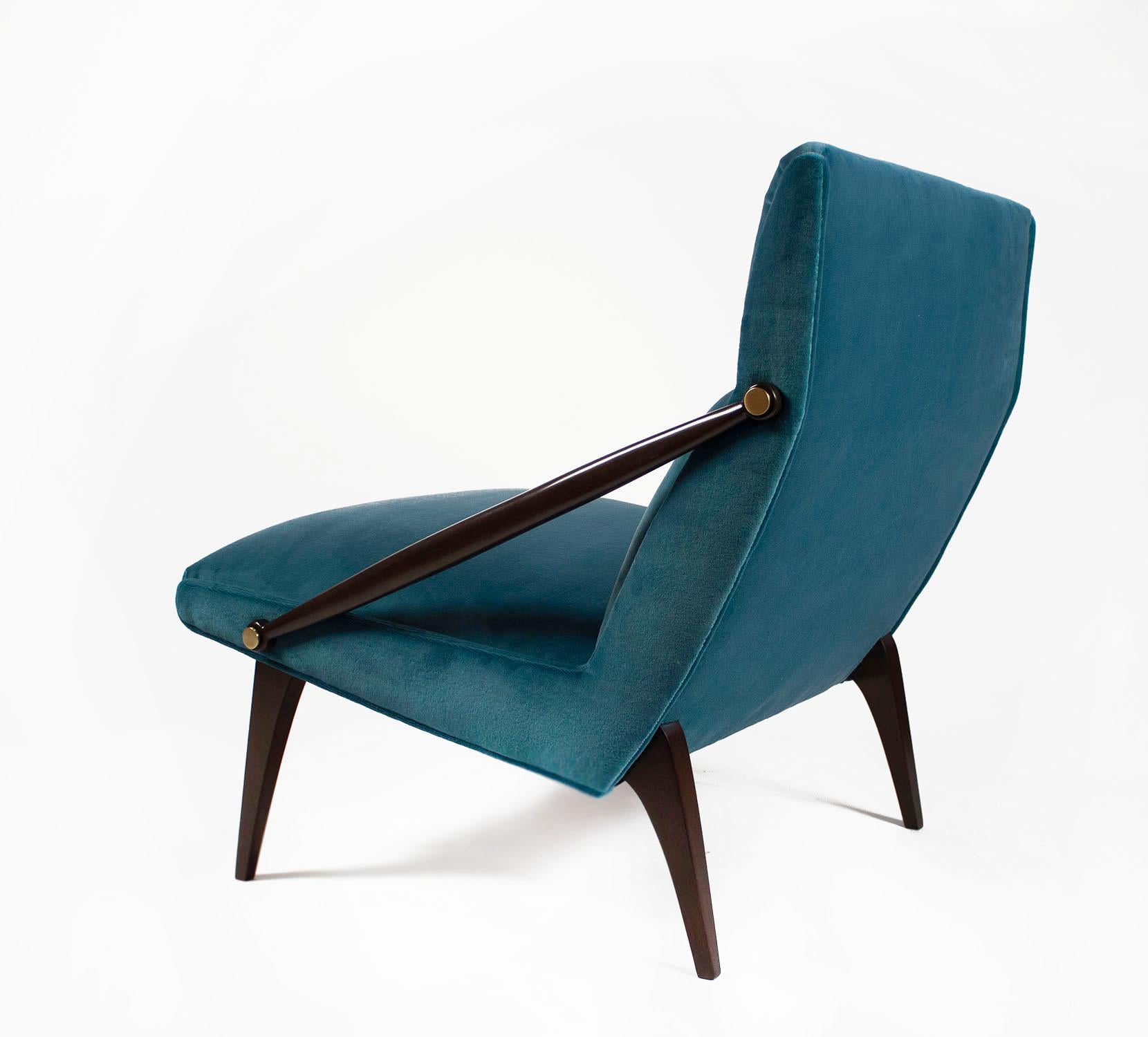 20ième siècle Gio Ponti fauteuils de salon en velours, en noyer et laiton pour M. Singer and Sons, années 1950 en vente