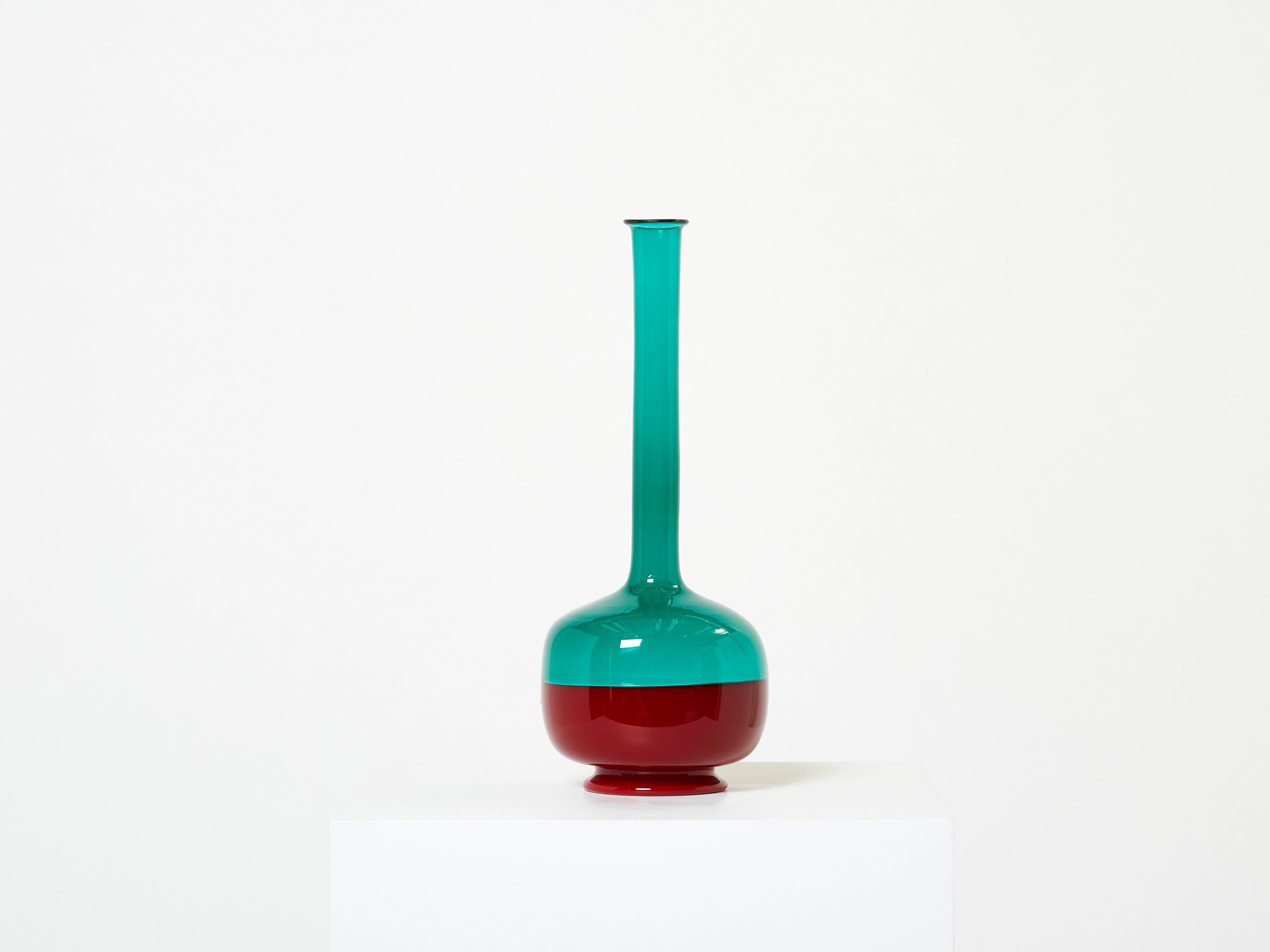 Rara bottiglia di Gio Ponti per Venini disegnata negli anni '50 dalla serie Morandiana. Questo esemplare è un'edizione degli anni '60, firma venini murano italia incisa all'acido sotto la base, tappo originale mancante. Questo bellissimo pezzo di