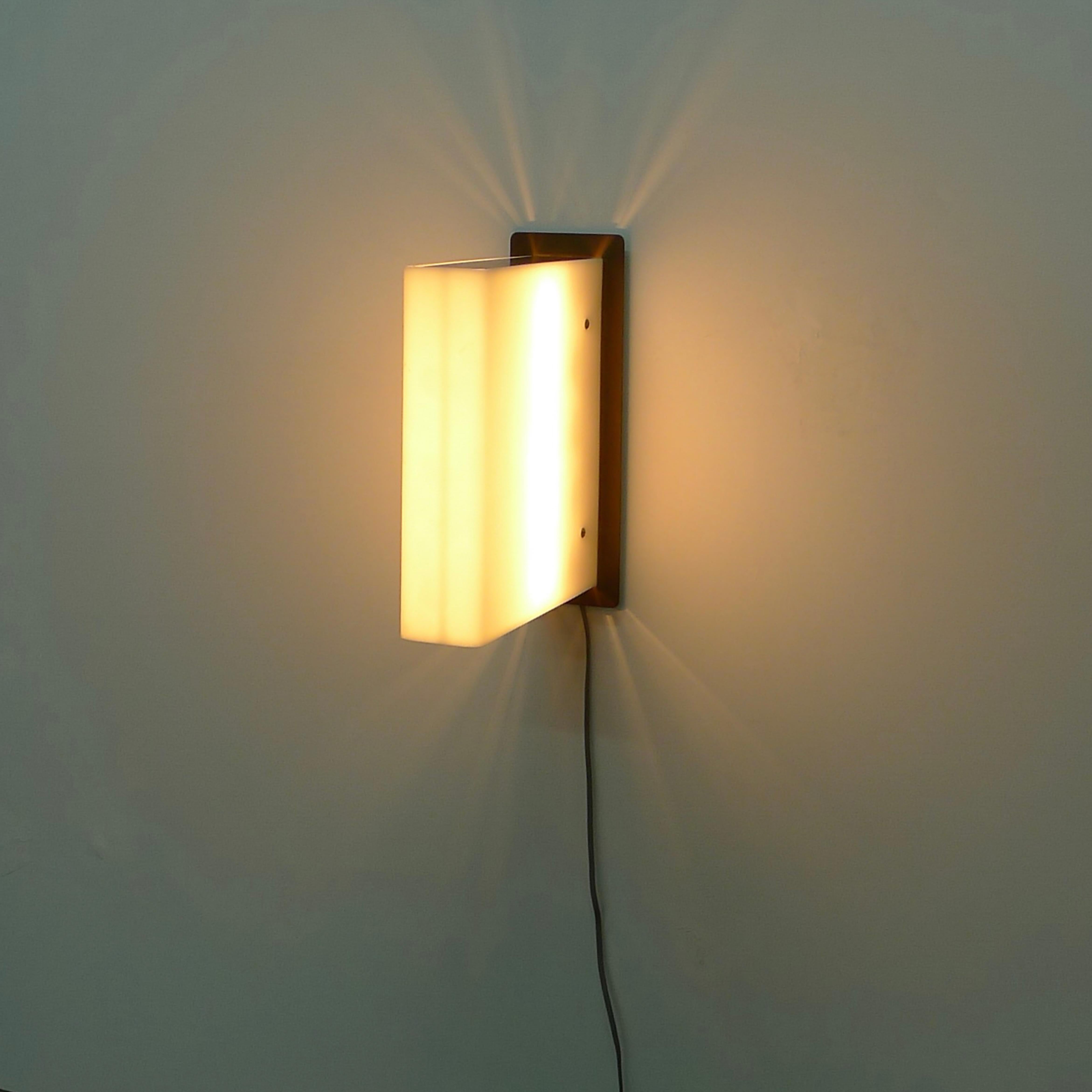 This very rare wall light was designed by Gio Ponti circa 1957, produced by Arredoluce, Monza and hung in the Villa Goldschmidt, Buenos Aires, Argentina.  An identical example is to be found in the Villa Planchart in Caracas, Venezuela.

The white