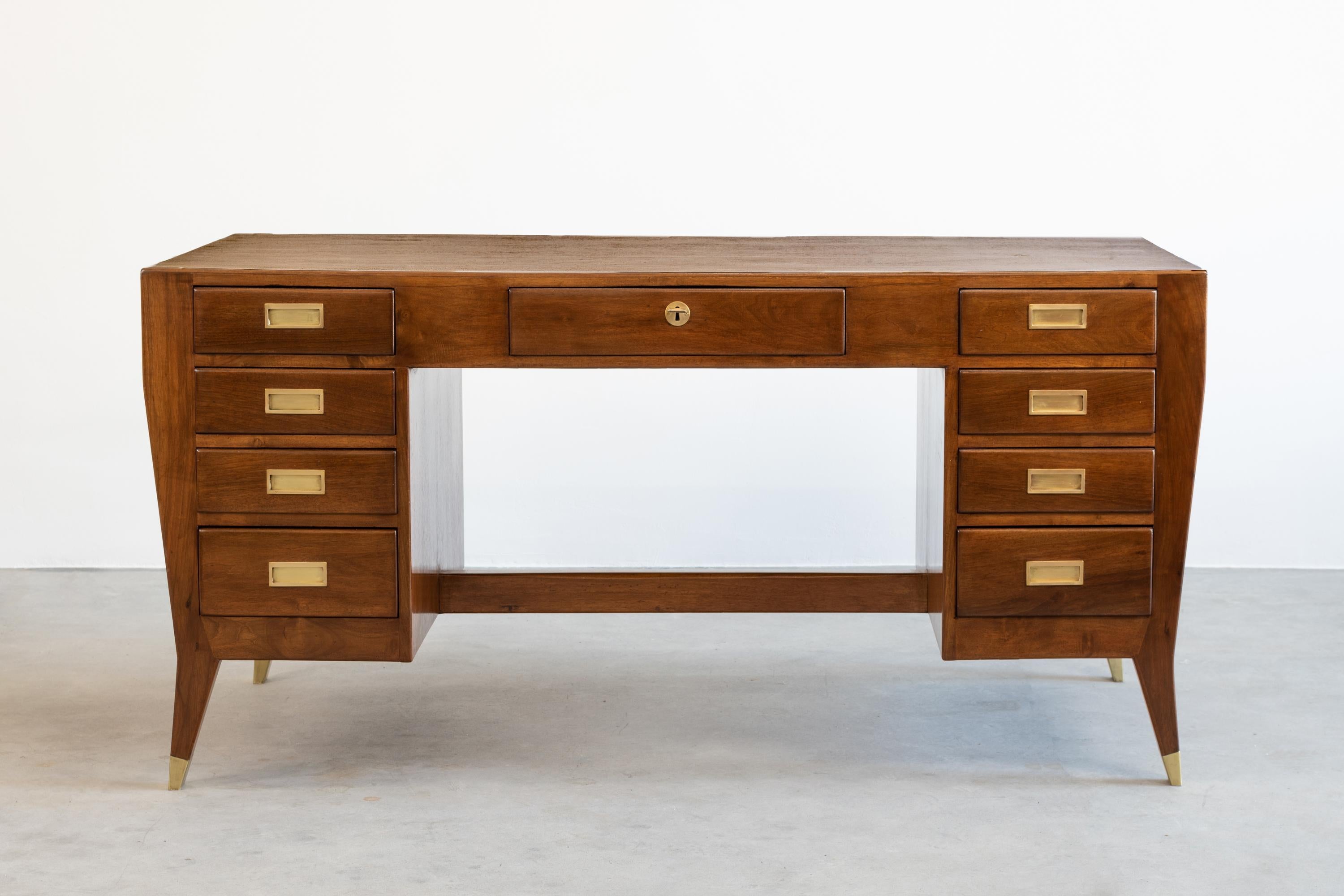 Gio Ponti desk, with a walnut structure and brass details. 
Italian manufacture from the 1950s.
With expertise released by Gio Ponti Archive in Milan.







Gio Ponti Archive (Milan).