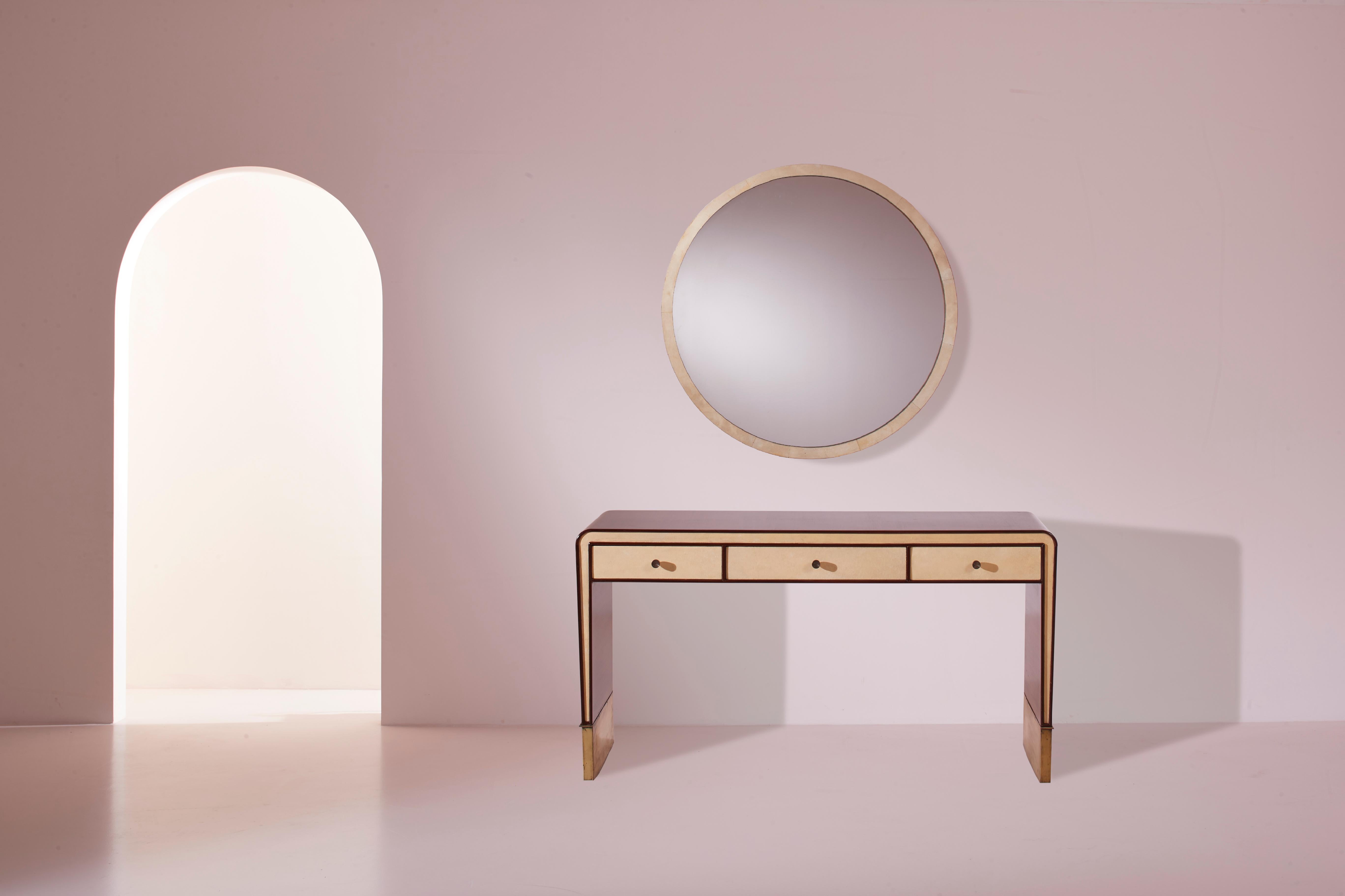 Mirror in American walnut and parchment, Gio Ponti design, 1930s, Italian production. A perfect geometric circle in walnut finished in parchment with a natural and evocative flavor. 

This mirror designed by Gio Ponti stands out for the combination