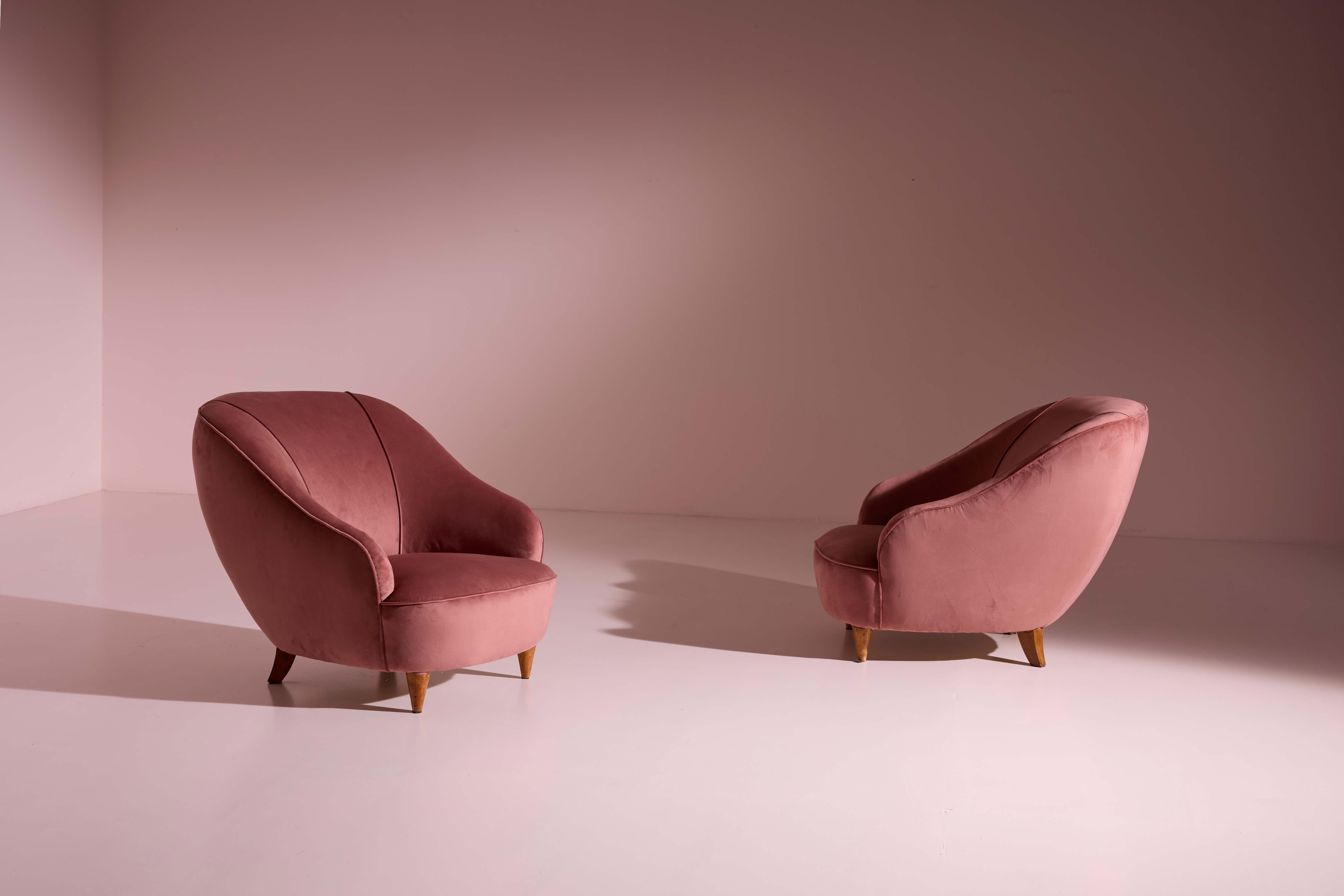 Rara coppia di poltrone con struttura in noce e rivestimento in velluto rosa cipria, Design/One di Gio Ponti, Catalogo 