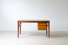 Giò Ponti, scrivania in noce con tre cassetti su un lato