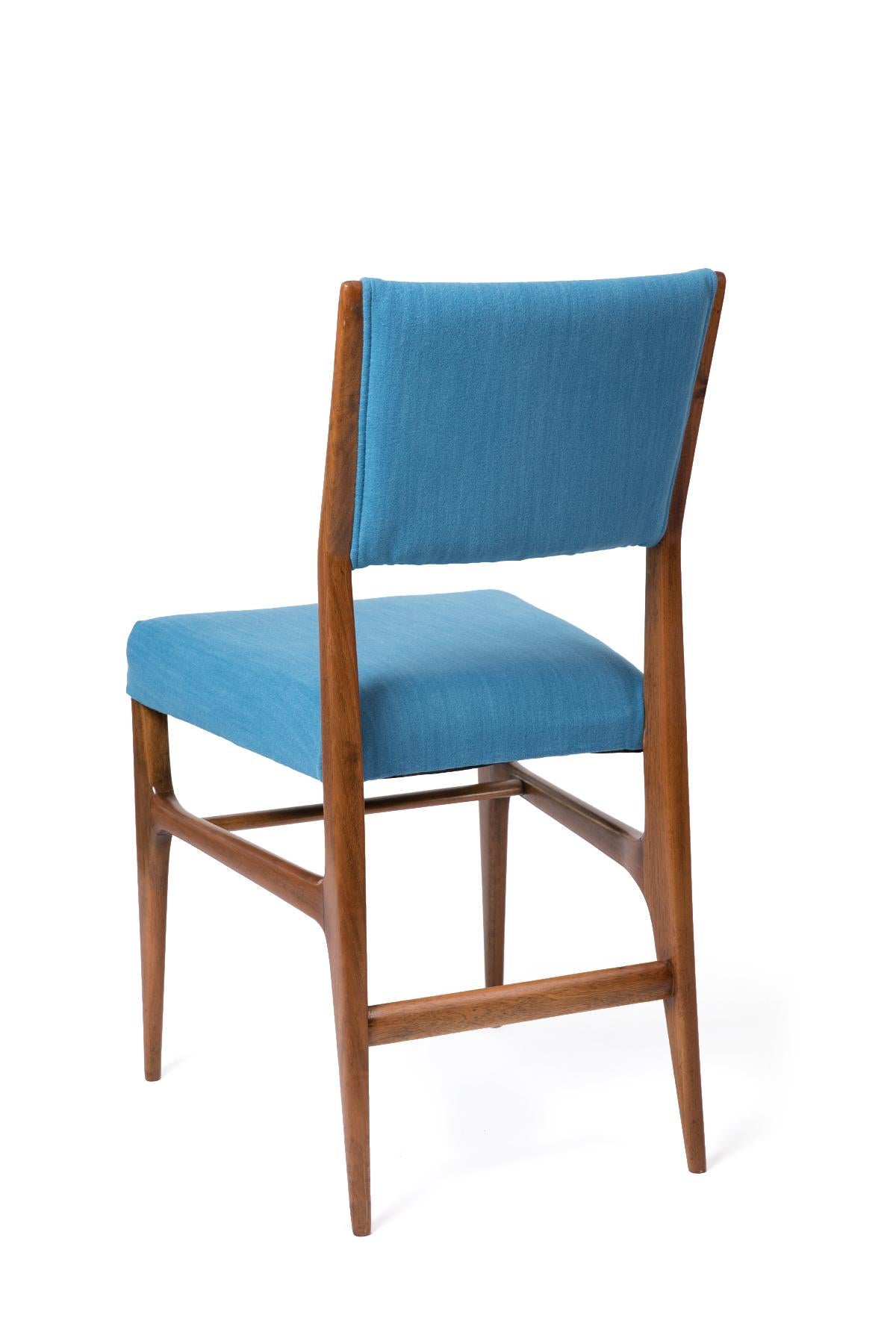 Gio Ponti Walnut Dining Chairs for Singer & Sons with Blue Upholstery, Set of 4  In Good Condition In Phoenix, AZ