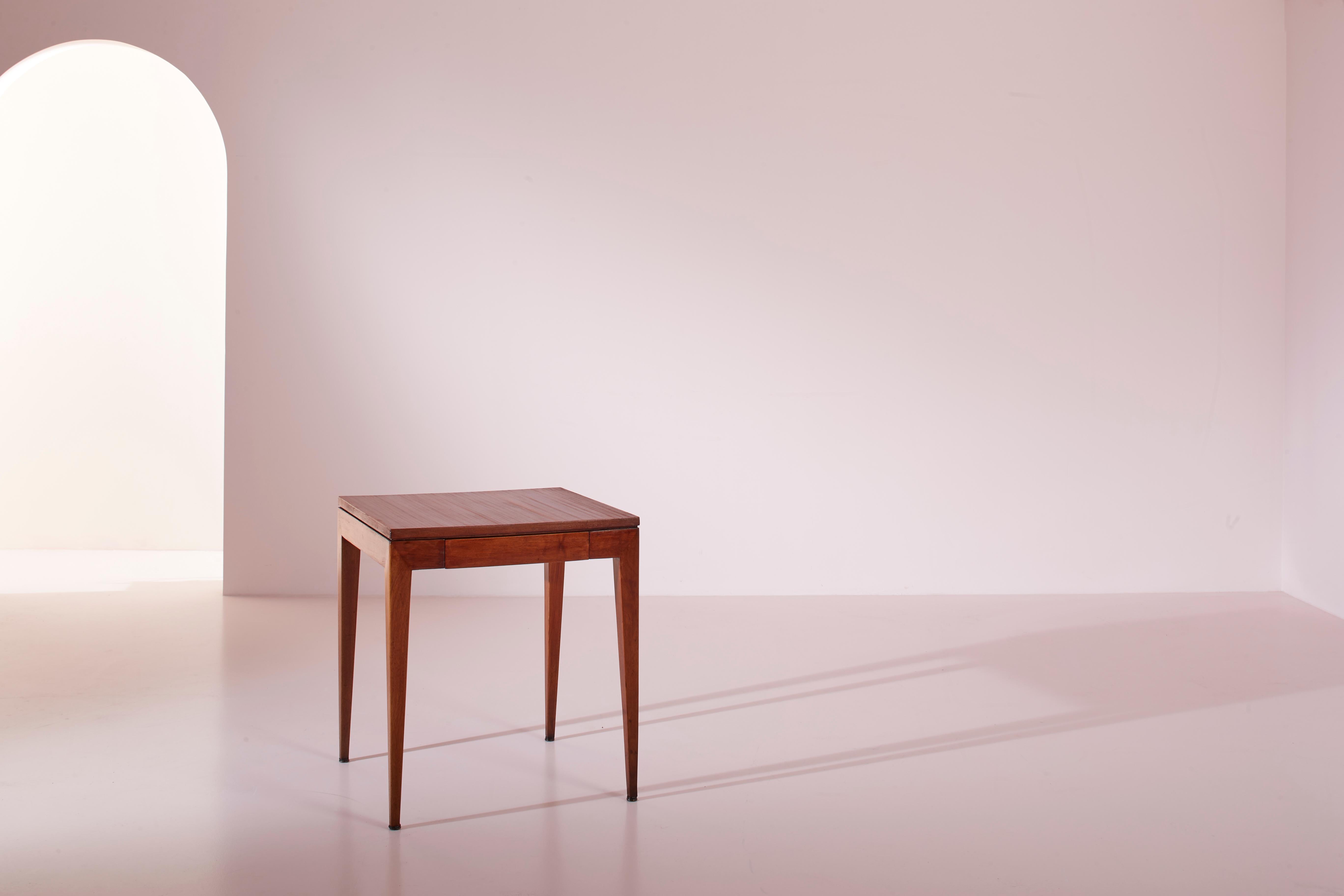 A side table in walnut designed by Gio Ponti, originating from the Hotel dei Cavalieri in Milan.

This refined side table is a prestigious piece of furniture conceived by Gio Ponti for the interiors of the Hotel dei Cavalieri in Milan. This