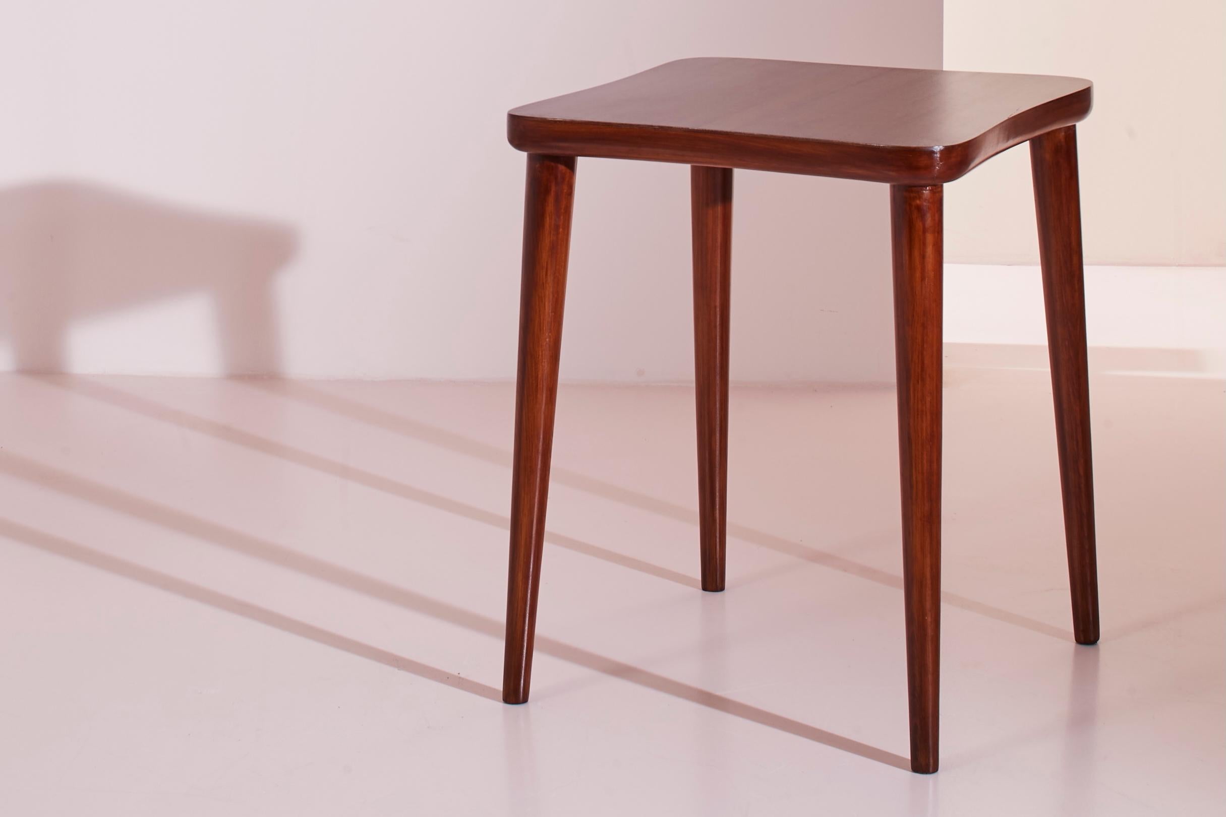 Un raro tavolino in noce, produzione italiana, design di Gio Ponti per Casa e Giardino, anni '40

Piccolo ma significativo pezzo di storia del design, questo tavolino in noce incarna l'essenza del Made in Italy con le sue linee semplici e le sue