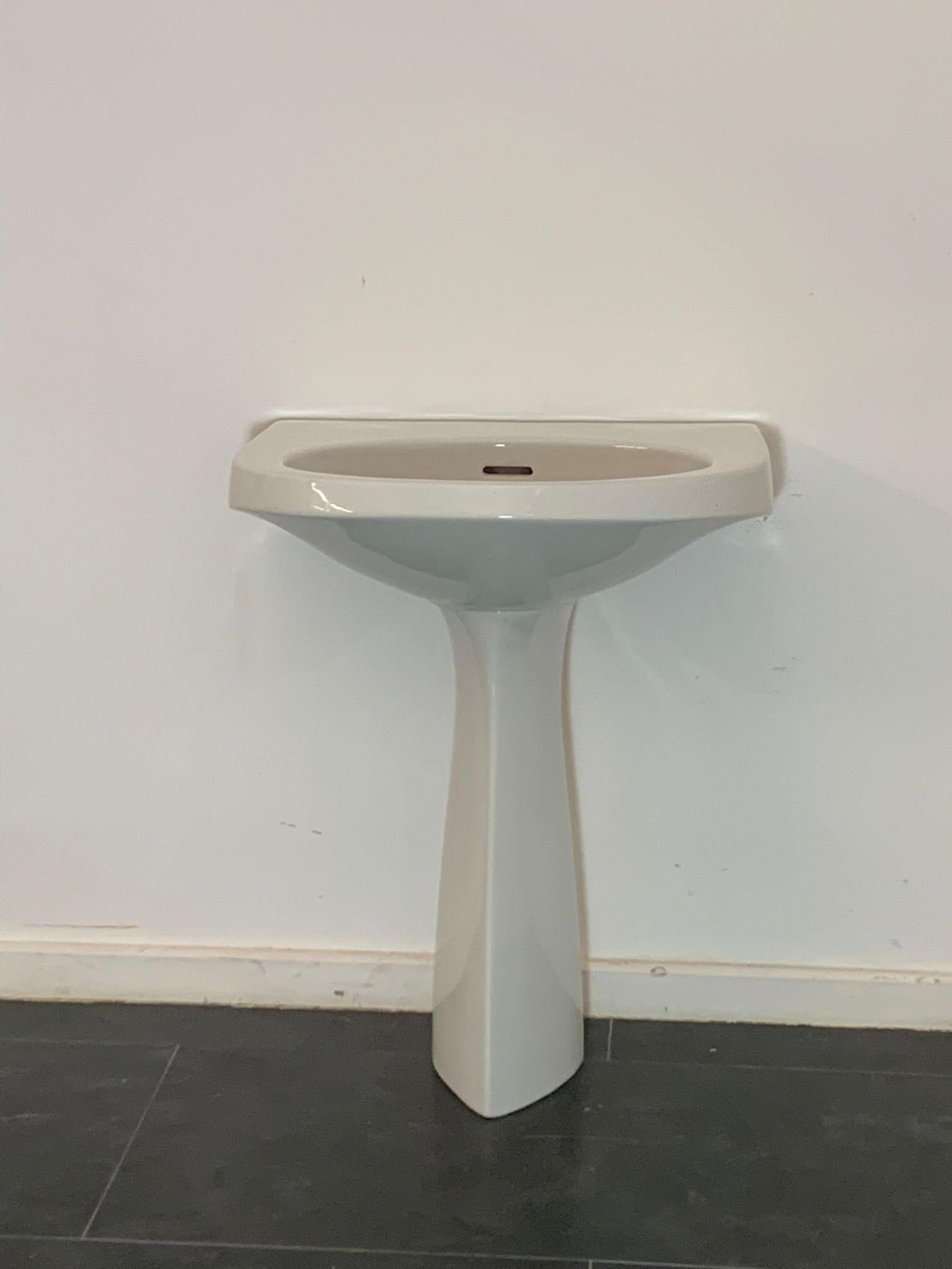 Washbasin with column from the Ideal Standard series with reduced dimensions 62x48.5 cm., however identical to the Standard 71x56, a version also present in Gio Ponti's house in Via Dezza in Milan. New washbasin, warehouse stock from the
