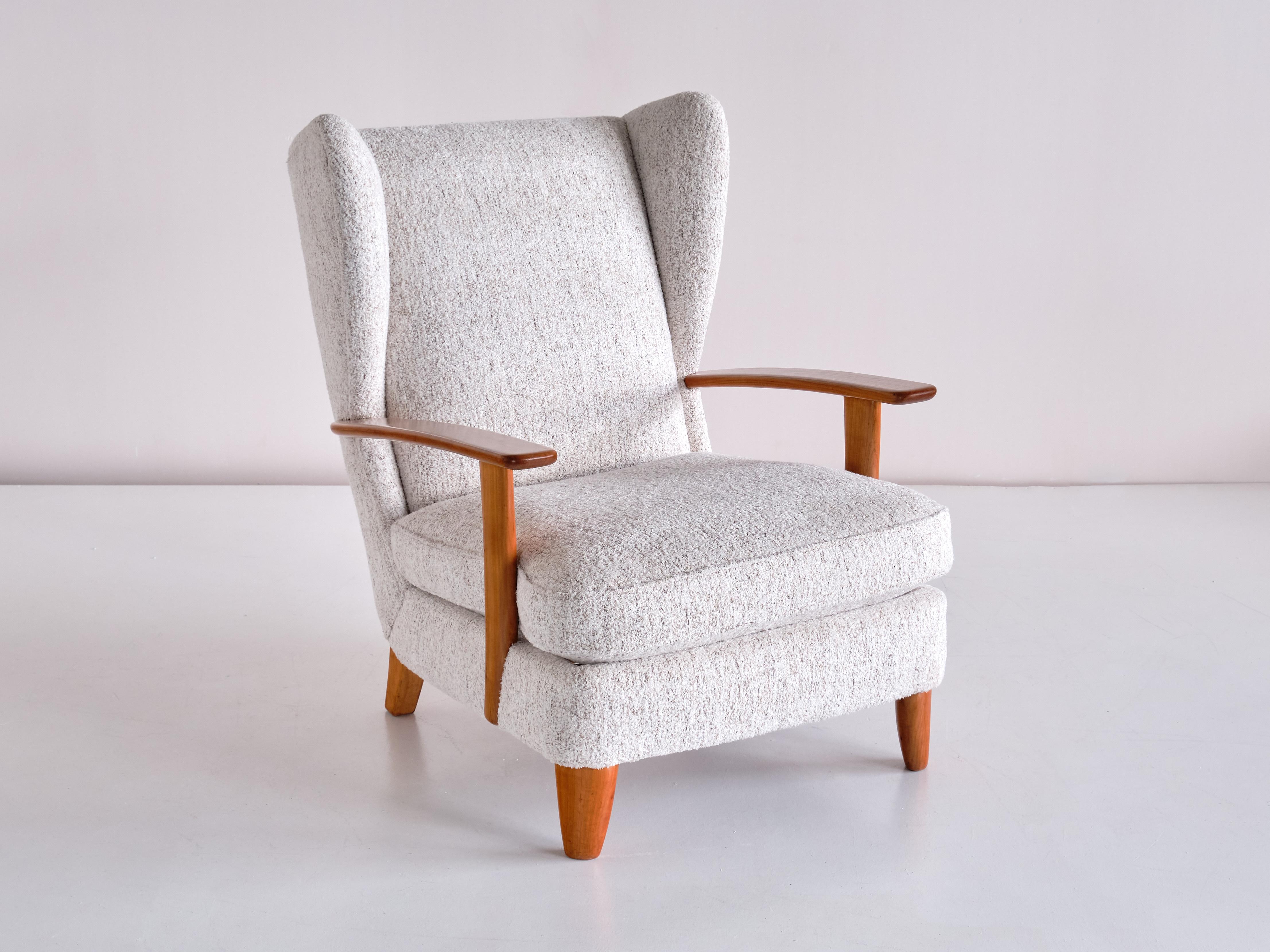 Modern Gio Ponti Wingback Chair in Cherry Wood and Mélange Nobilis Fabric, Italy, 1929 For Sale