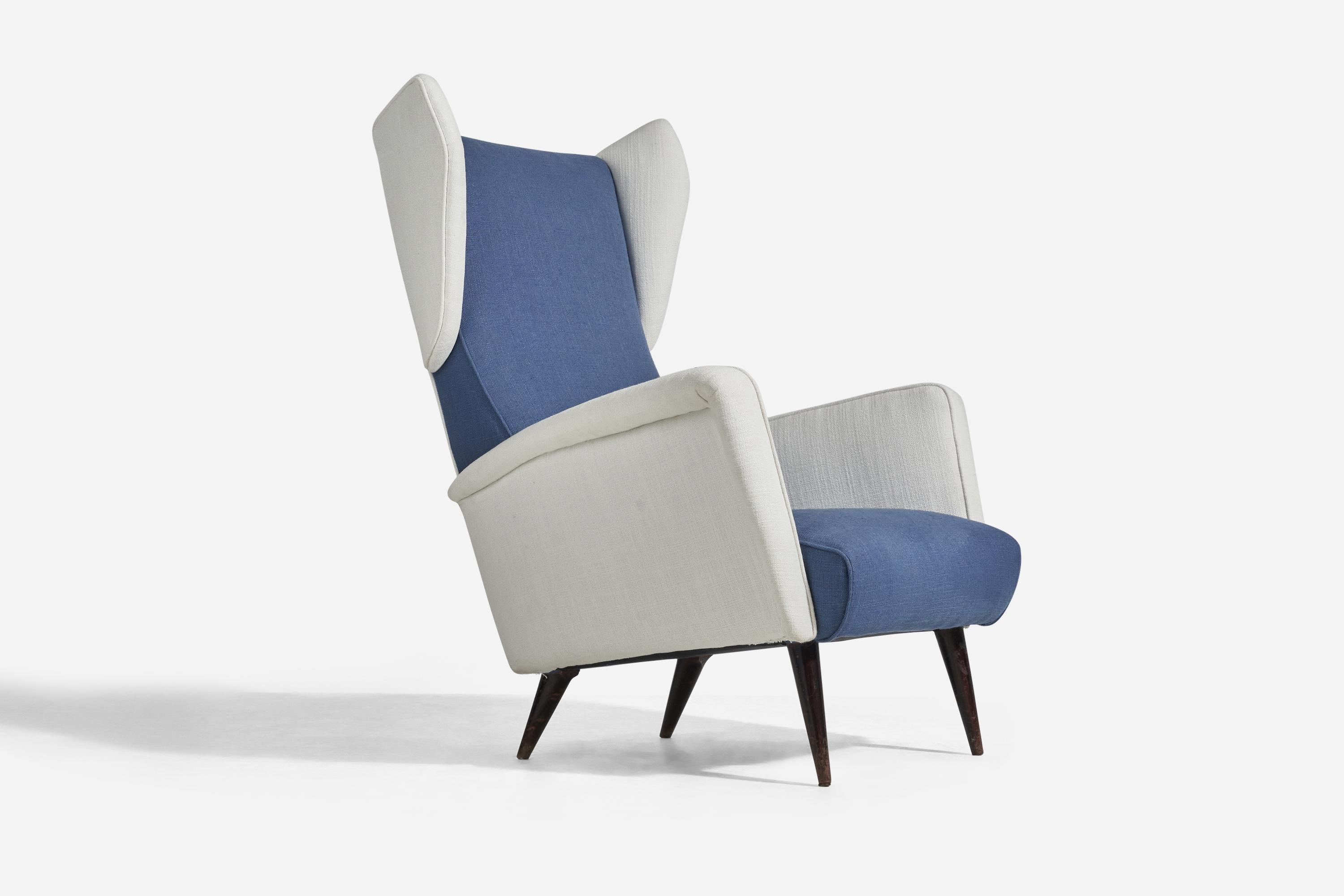Chaise longue / chaise à oreilles en chêne et tissu blanc et bleu, conçue par Gio Ponti et produite par Cassina, Italie, années 1950. 
