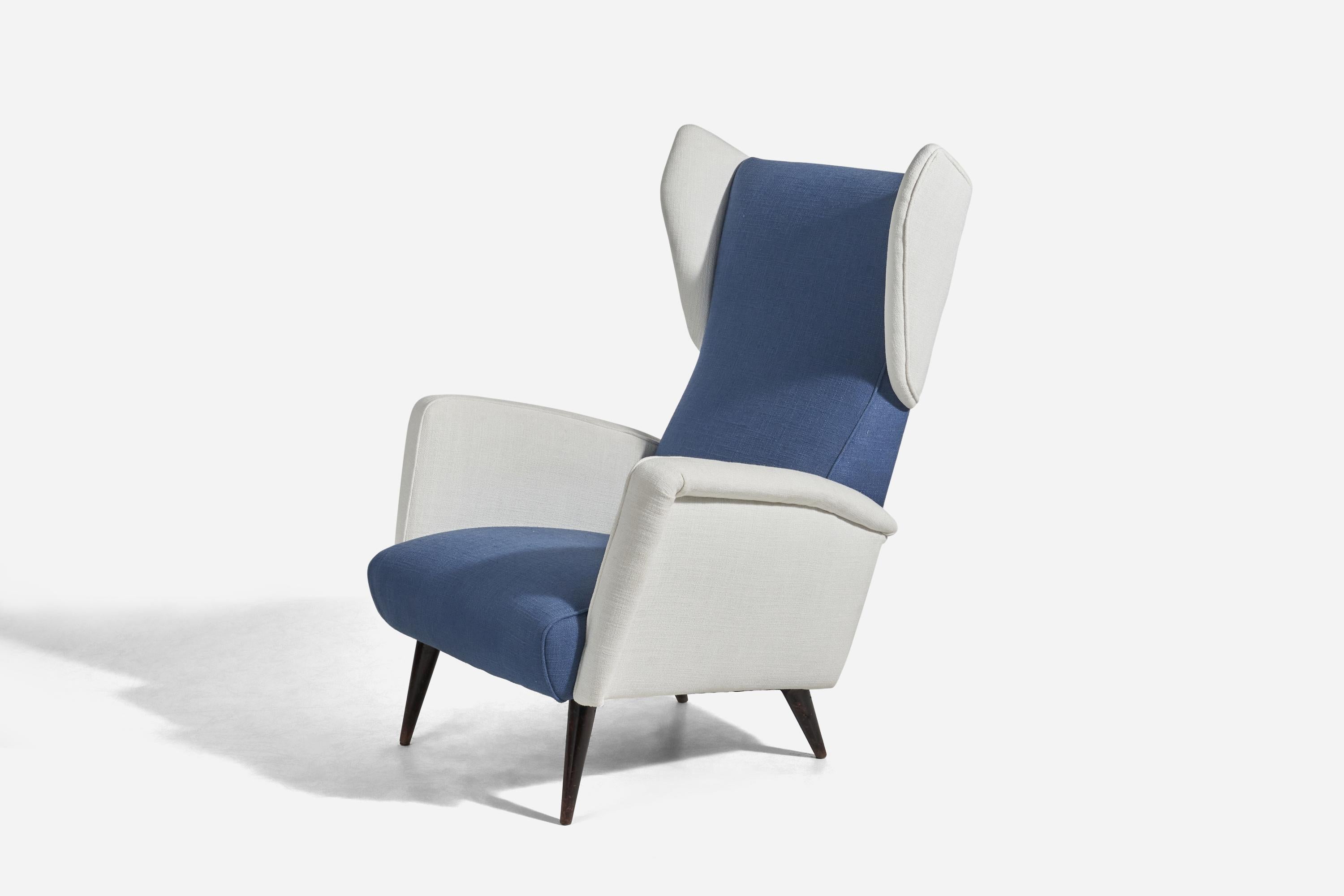 Mid-Century Modern Gio Ponti, fauteuil de salon Wingback/Lavabo, tissu blanc et bleu, chêne, Cassina, années 1950 en vente