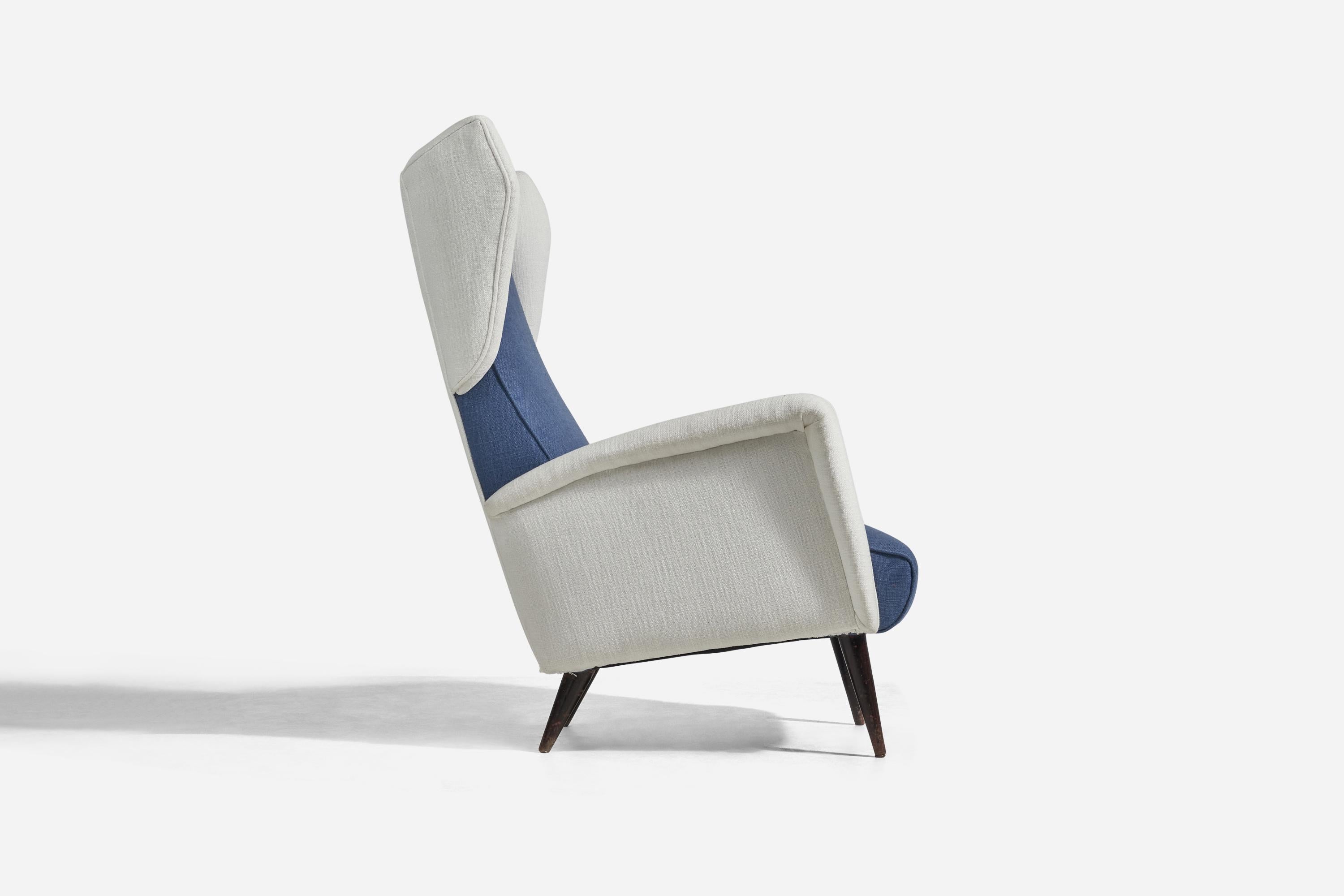 italien Gio Ponti, fauteuil de salon Wingback/Lavabo, tissu blanc et bleu, chêne, Cassina, années 1950 en vente