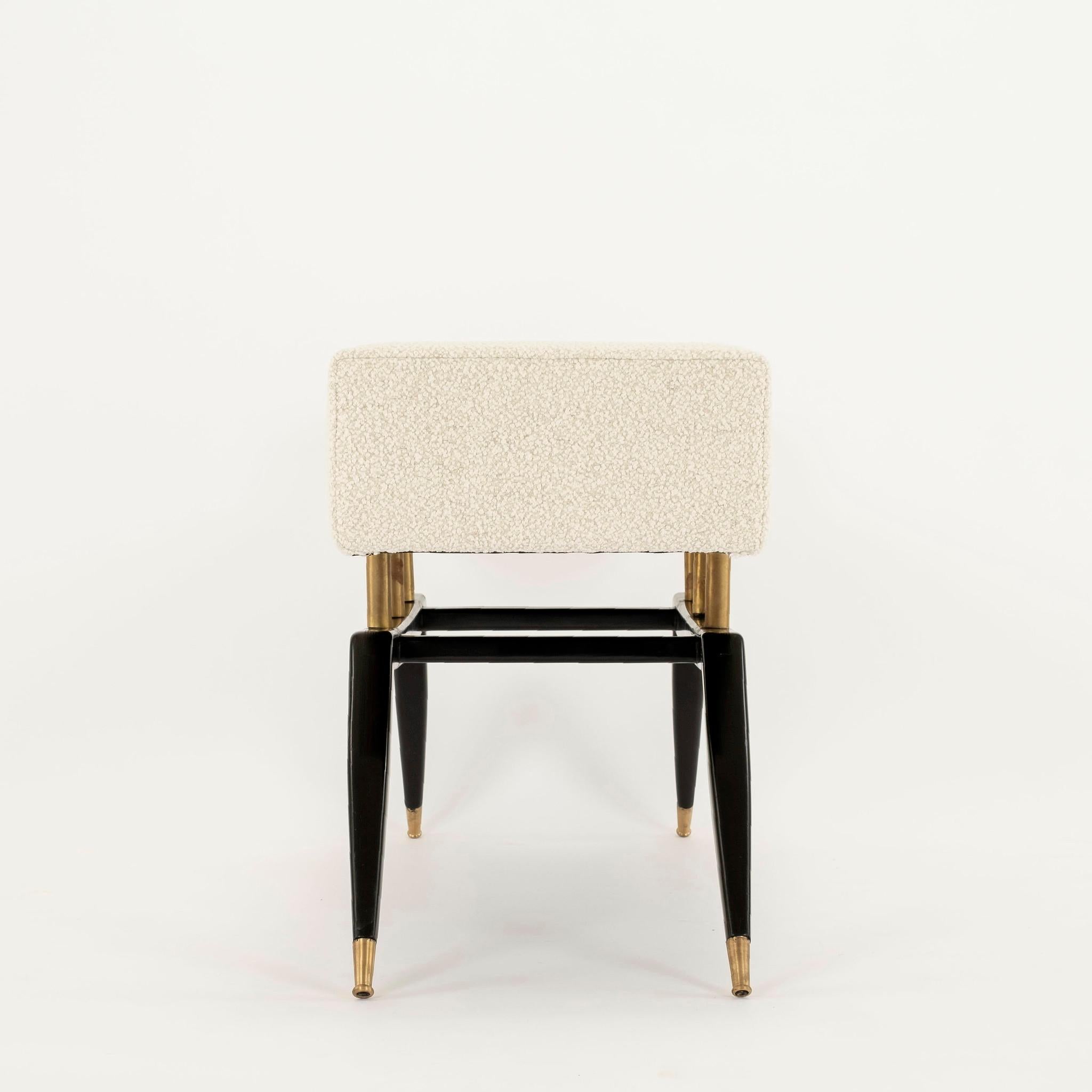 Banc Ponti du milieu du siècle avec structure en bois dur, accents en laiton et sabots nouvellement recouverts d'une boucle de laine luxueuse et crémeuse.