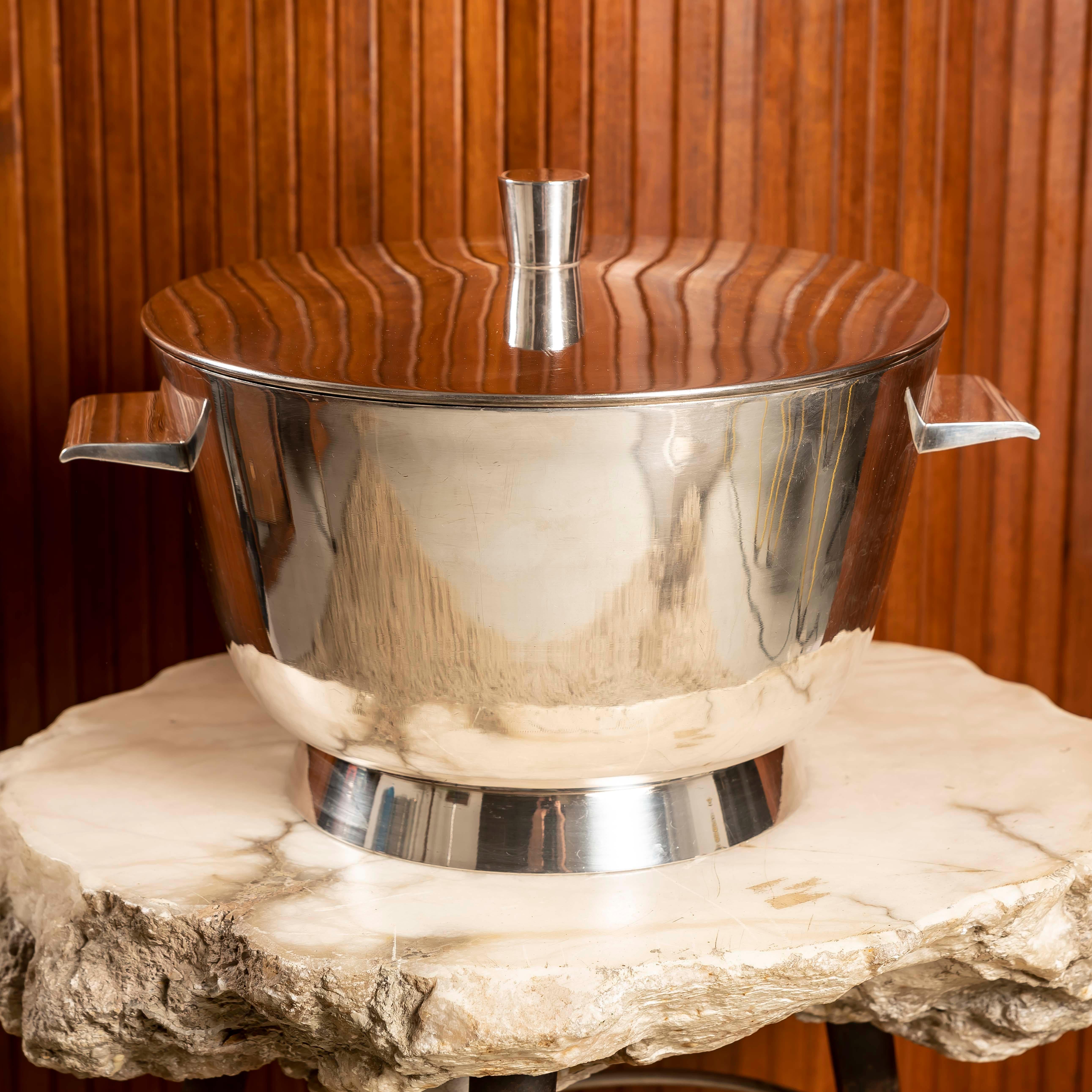 La zuppiera XL di Gio Ponti (1000cl) per Arthur Krupp - Milano, degli anni '60 circa, non è solo un oggetto da servire, ma una dichiarazione di storia del design e di eleganza funzionale. Creata da uno degli architetti e designer più rappresentativi