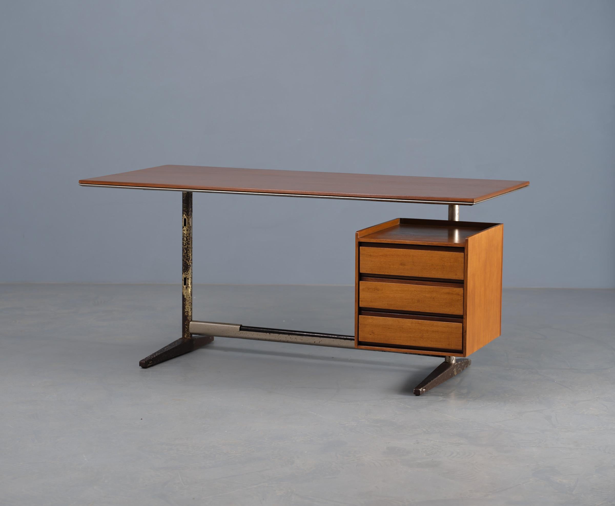 Gio Ponti’s Avant-Garde Design: 1955 RIMA Desk from Pirelli Tower, Milan In Good Condition In Rome, IT