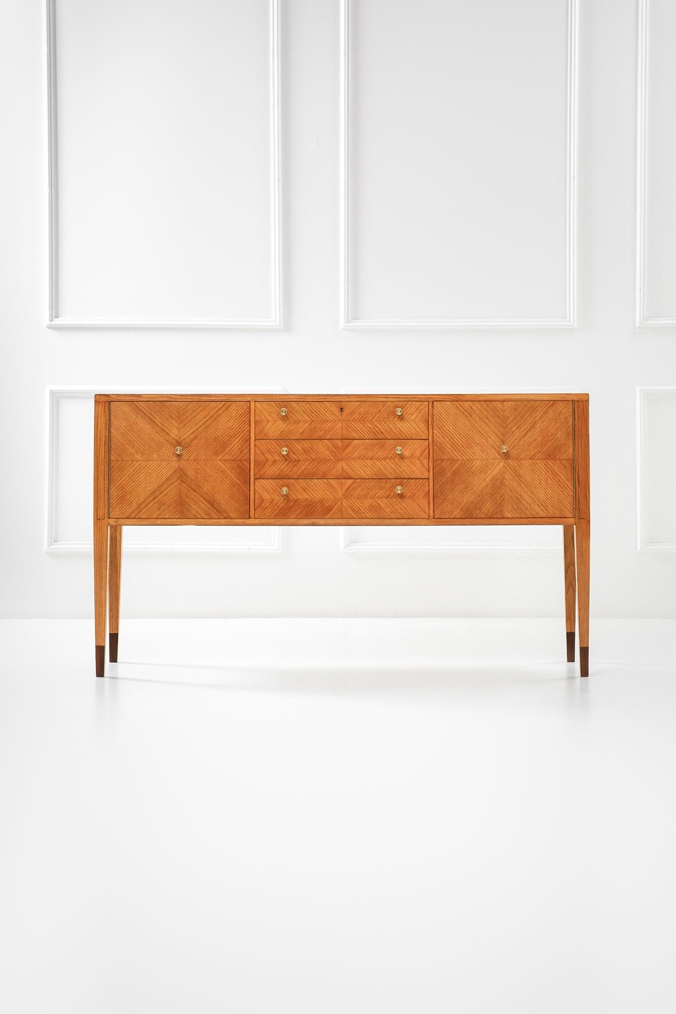 Grand buffet de Gio Ponti (1891 - 1979)
Produit par Dassi, vers 1950
Dimensions : 94 x 165 x 45 cm : 94 x 165 x 45 cm
Bois plaqué, bois peint, laiton.

Provenance : Actuellement archivé par les Archives Gio Ponti.

- 3 tiroirs avec quincaillerie en