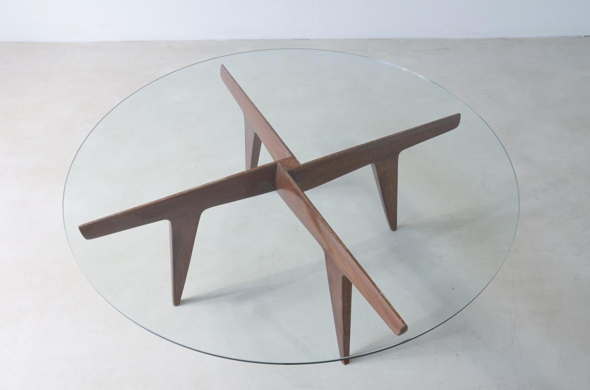 Italian Gio Ponti's rare four crossed wooden spokes coffee table For Sale