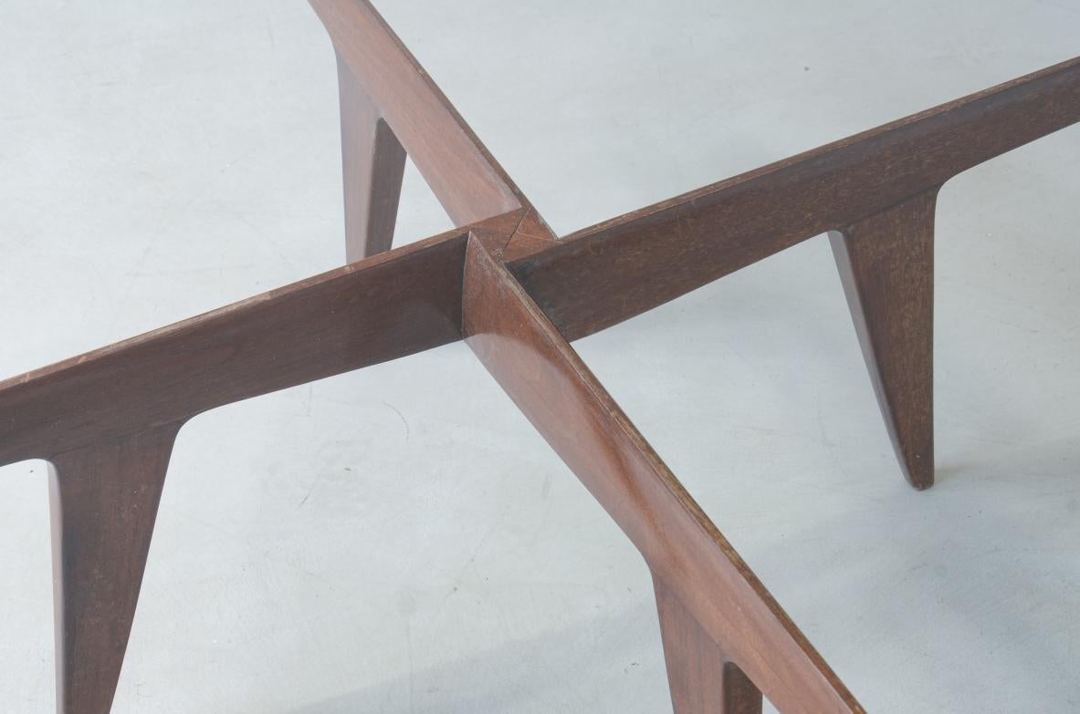 Gio Ponti's rare four crossed wooden spokes coffee table In Excellent Condition For Sale In Milano, IT