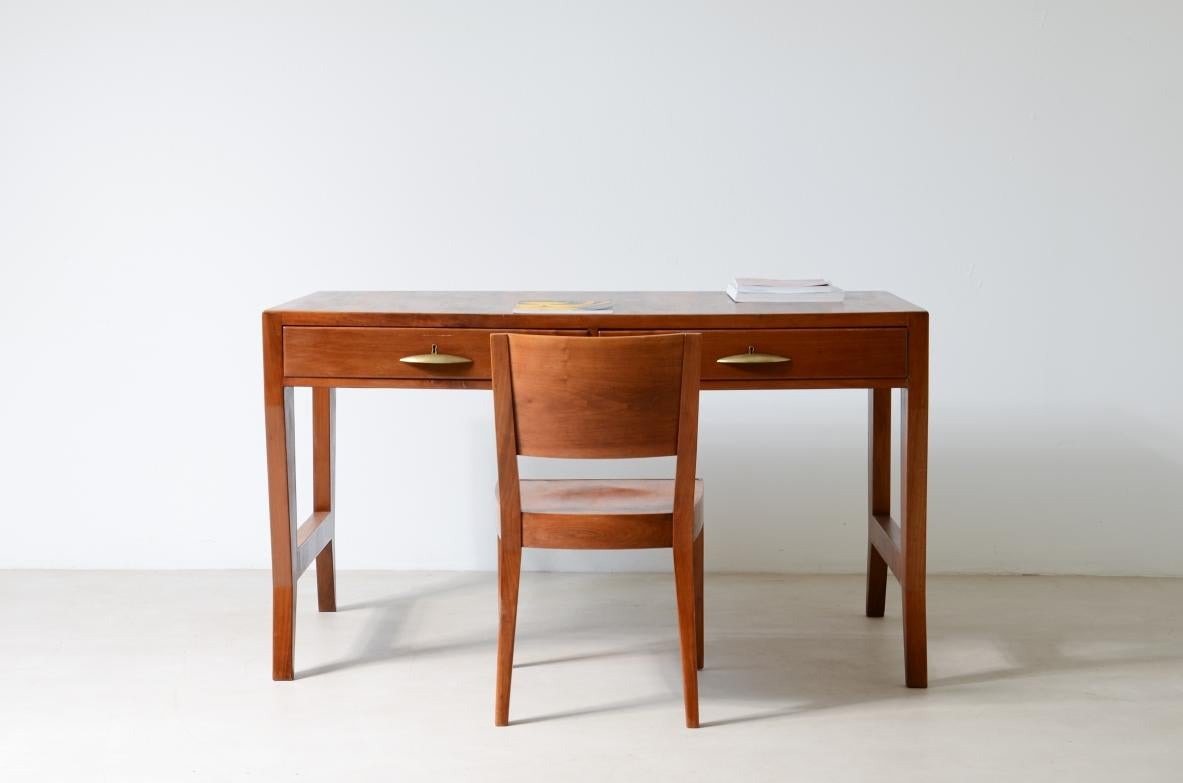 Gio Ponti's walnut desk and chair  In Excellent Condition For Sale In Milano, IT