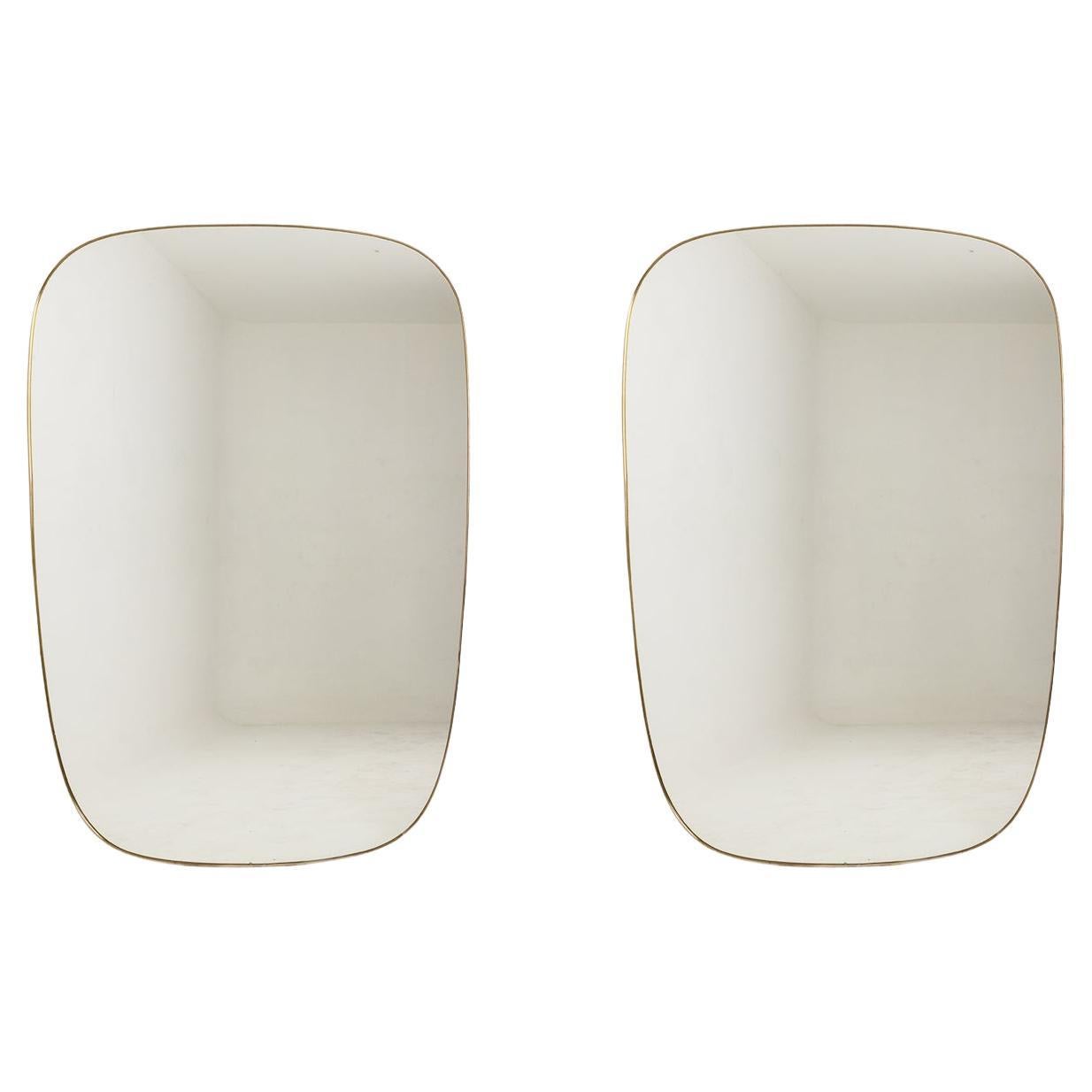 Gio Ponto, dans le style de. Paire de miroirs encadrés en laiton doré. 1980s
