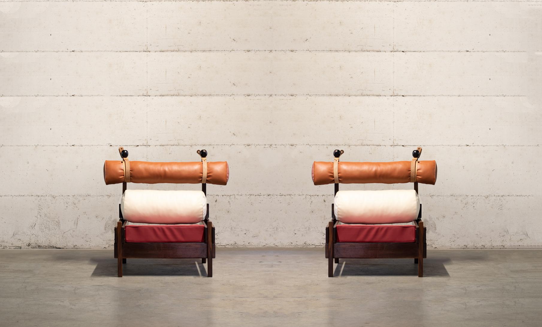 Pair of ‘Tonico’ chairs by Sergio Rodrigues
Hardwood, seat upholstered in red leather, back in white leather, headrest cushion brown leather held in place by adjustment straps.
Manufactured in Brazil, 1960s.
Measures: width 100 x depth 80 x