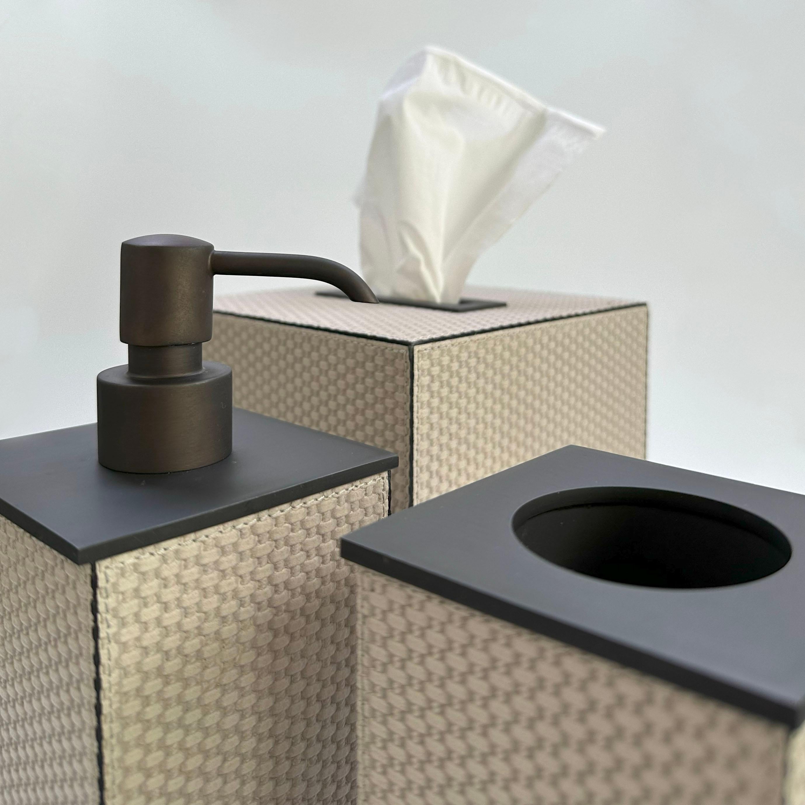 Dieses Giobagnara Firenze Bad-Accessoires-Set wird in Italien handgefertigt und enthält einen Seifenspender, einen Zahnbürstenhalter und eine Tissue-Box. Jedes Stück besteht aus taupefarbenem, geflochtenem italienischem Leder mit