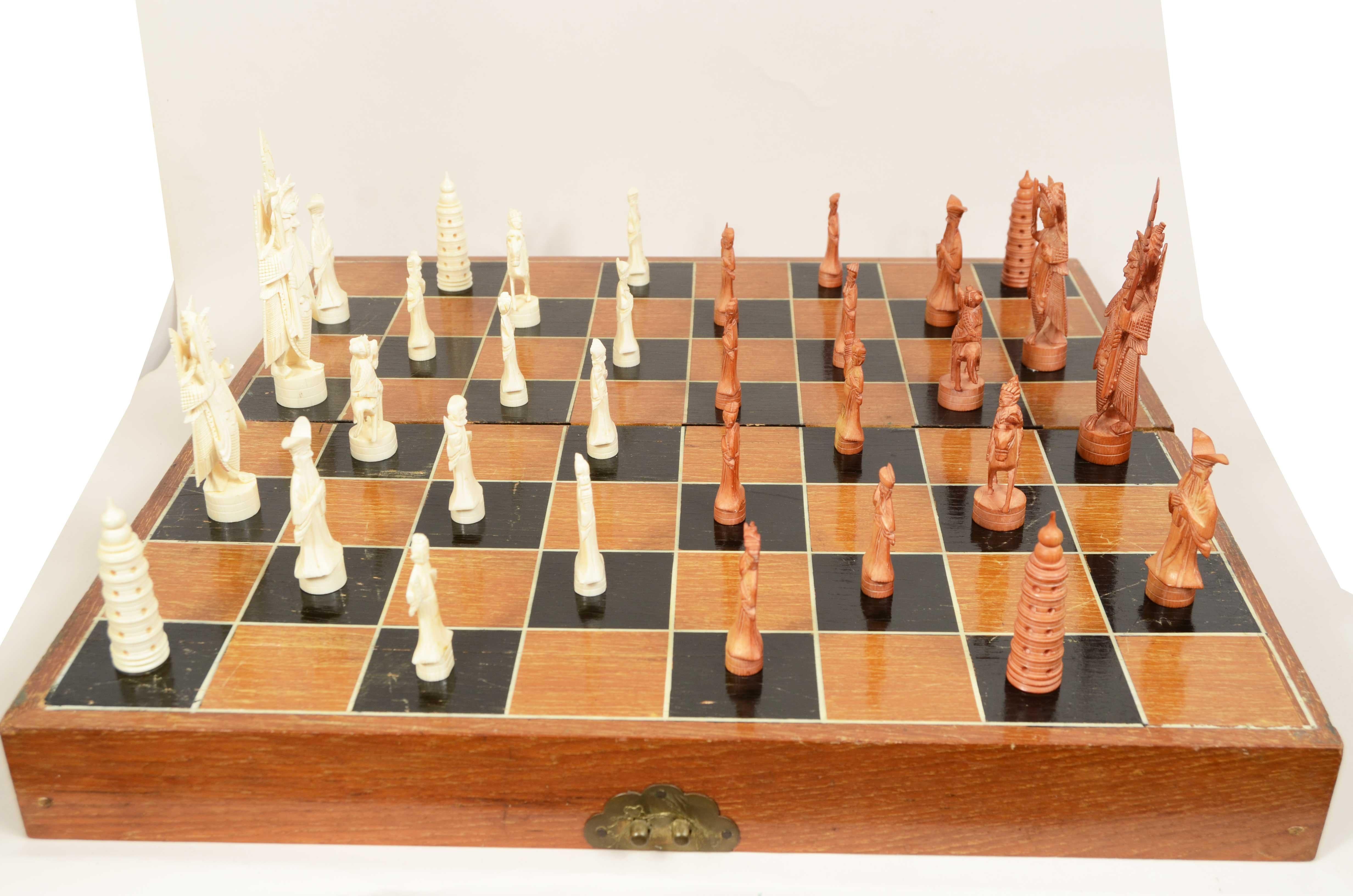 Carved marine bone chess game consisting of 32 pawns Hong Kong 1950s For Sale 8
