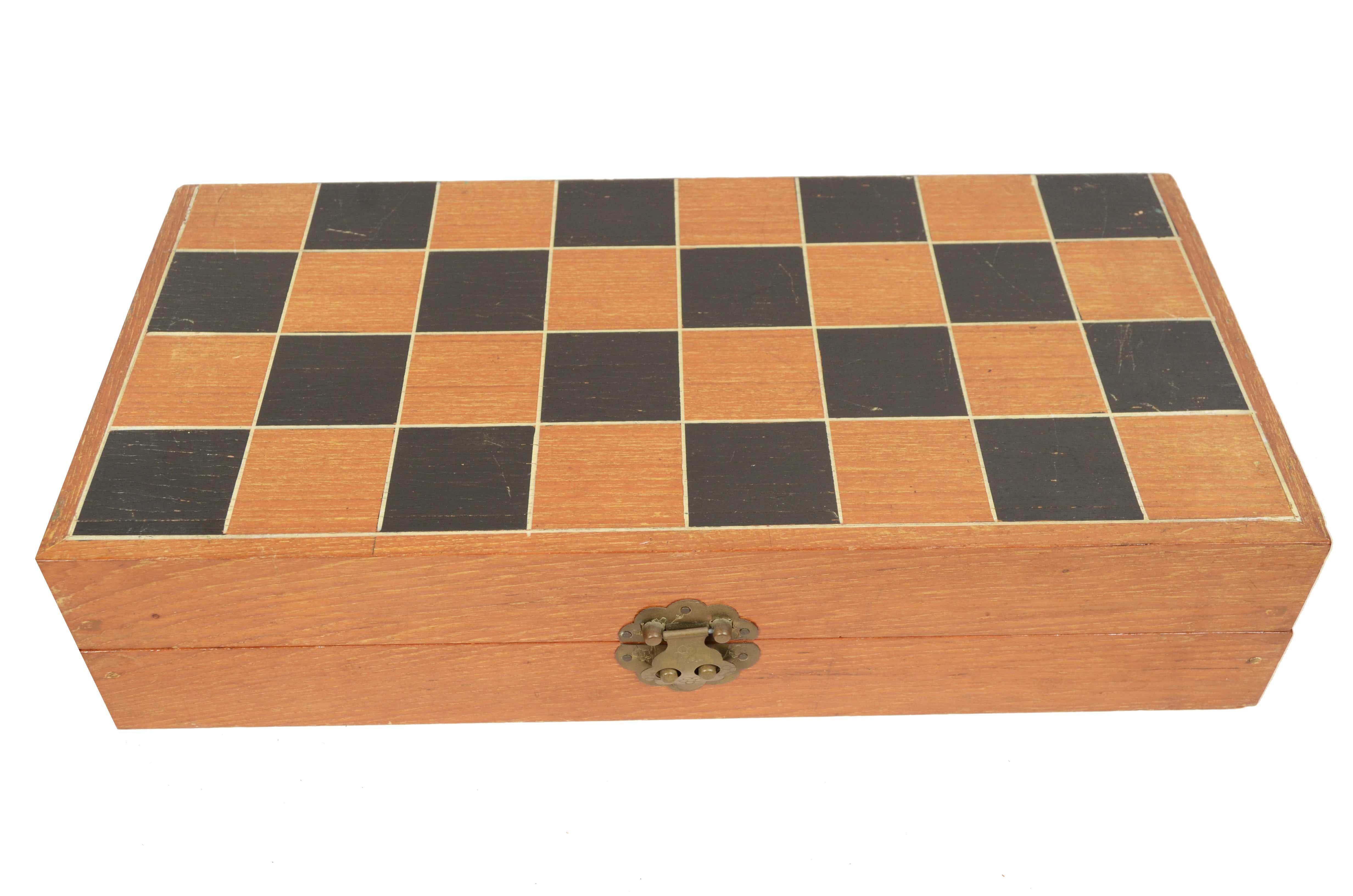Carved marine bone chess game consisting of 32 pawns Hong Kong 1950s For Sale 11