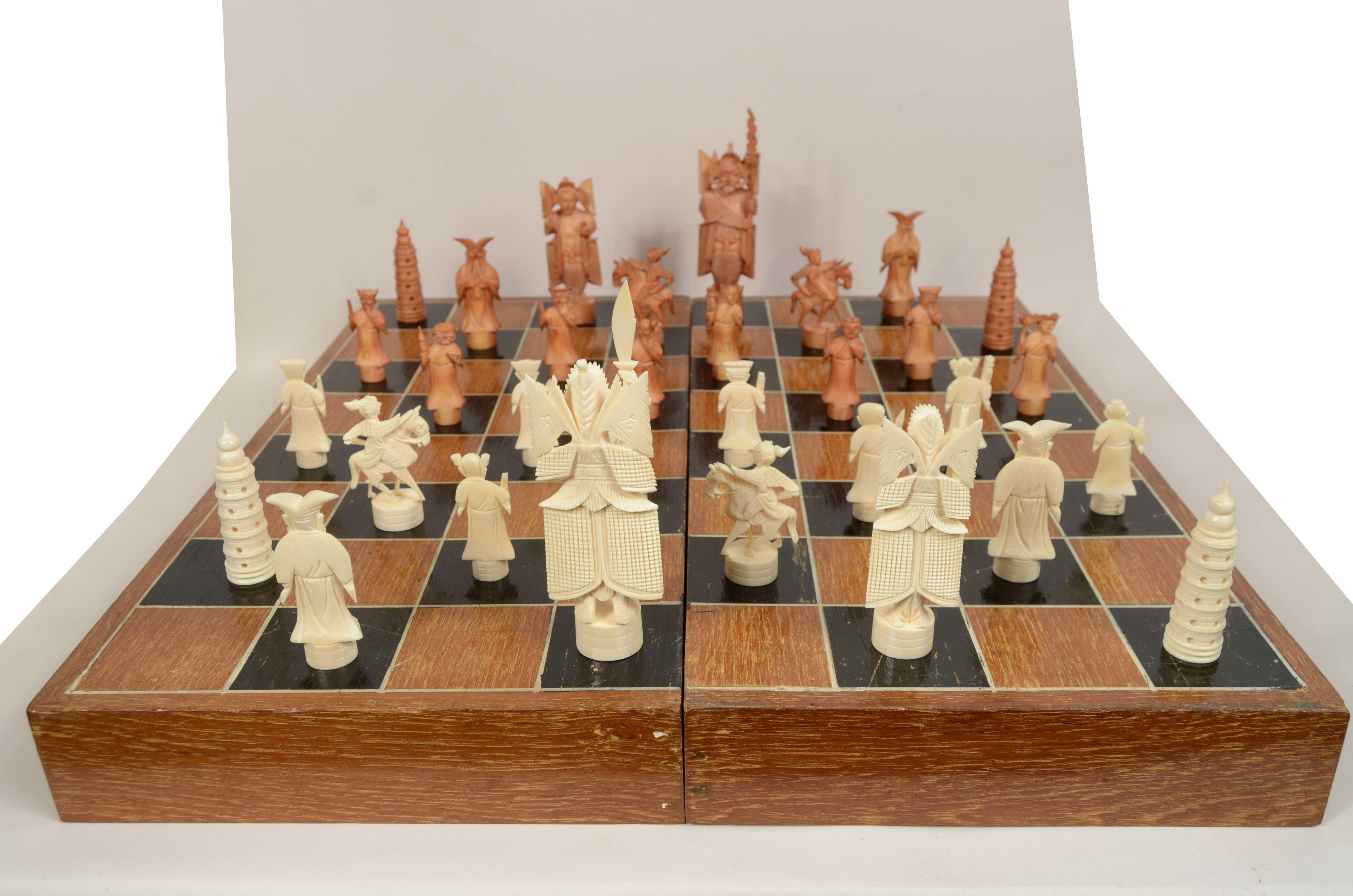 Schachspiel aus Elfenbein, bestehend aus 32 geschnitzten Steinen unterschiedlicher Größe in zwei verschiedenen Farben. Die Bauern sind untergebracht  in ihrer Originalschachtel, die innen mit blauem Samt ausgekleidet ist und geöffnet als Schachbrett