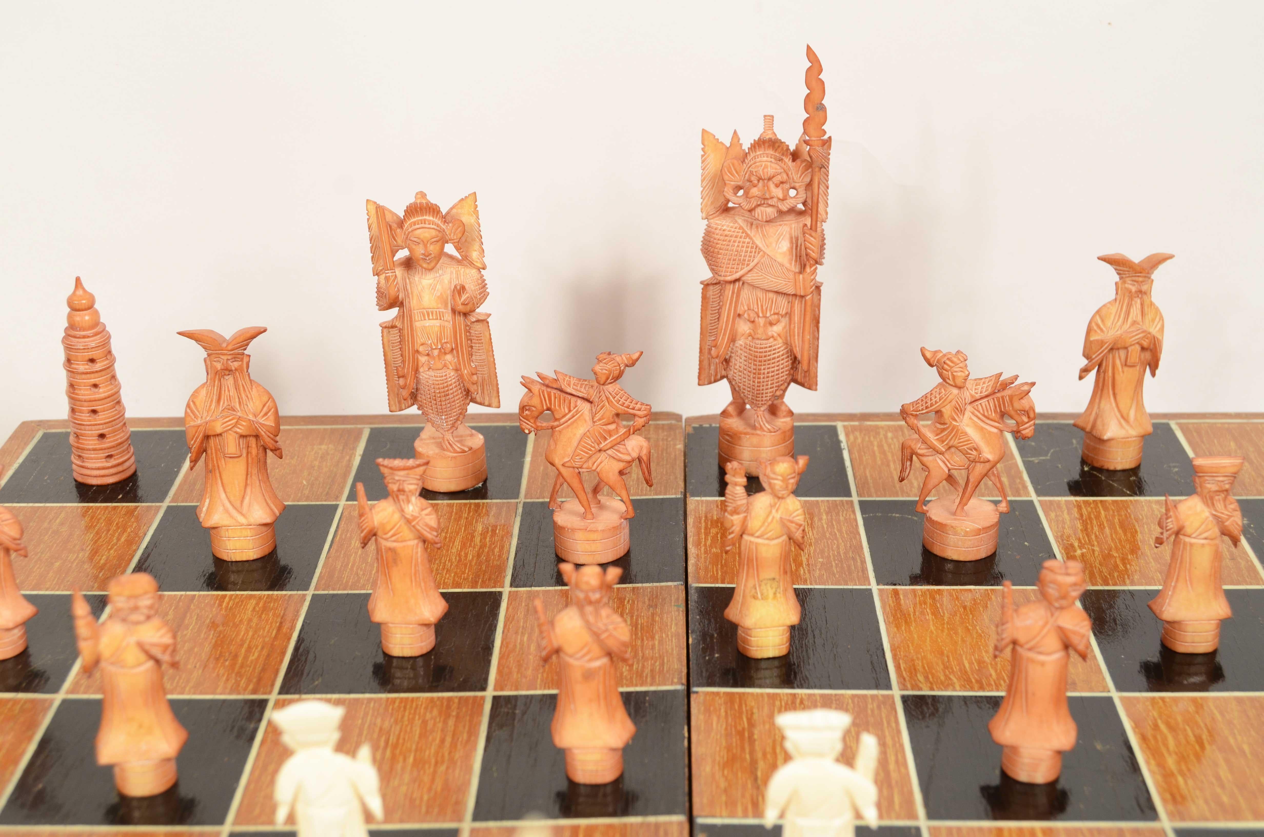 Carved marine bone chess game consisting of 32 pawns Hong Kong 1950s In Good Condition For Sale In Milan, IT