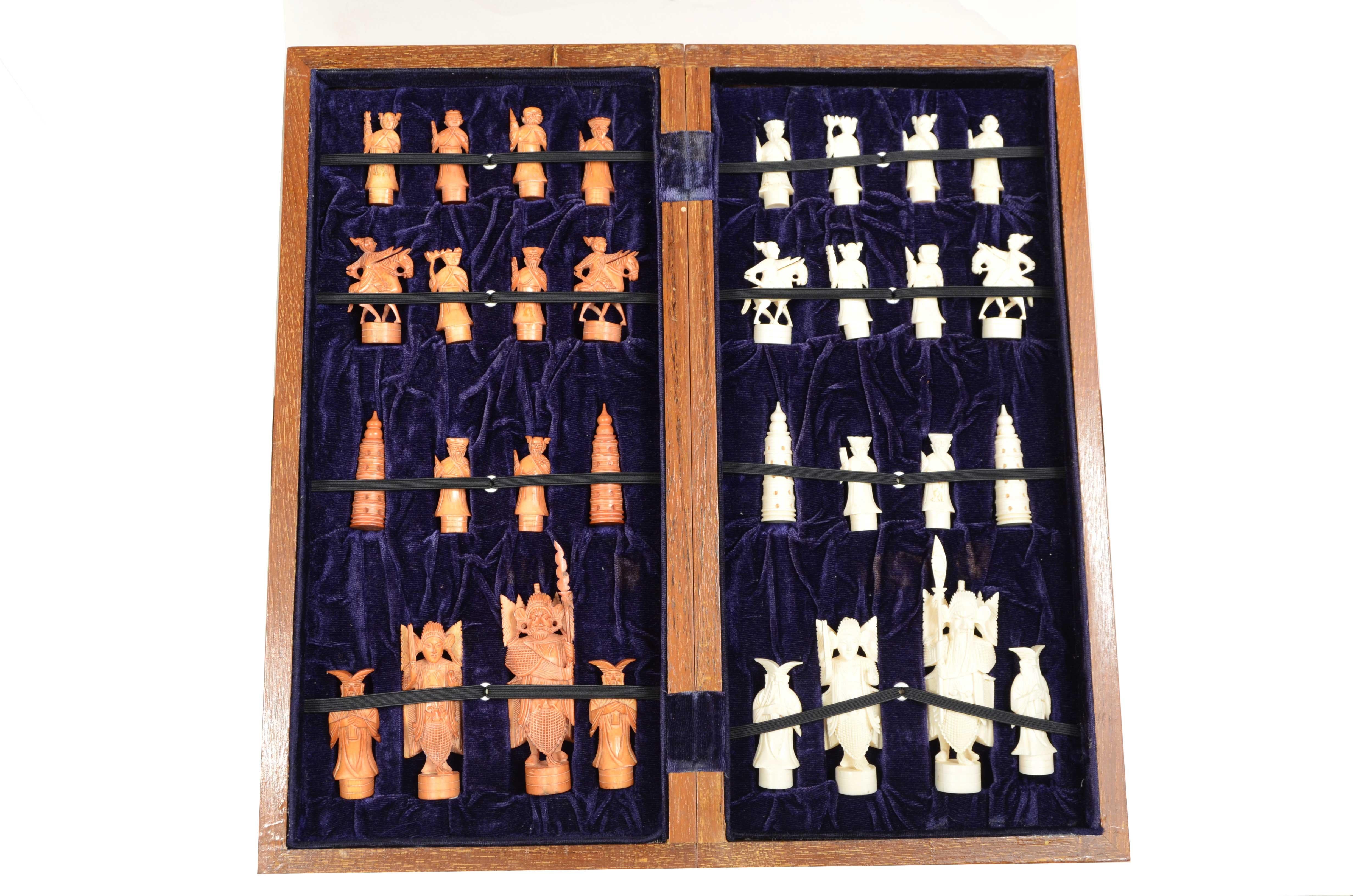 Schachspiel aus geschnitztem Meeresknochen mit 32 Figuren Hongkong 1950er Jahre (Mid-20th Century) im Angebot