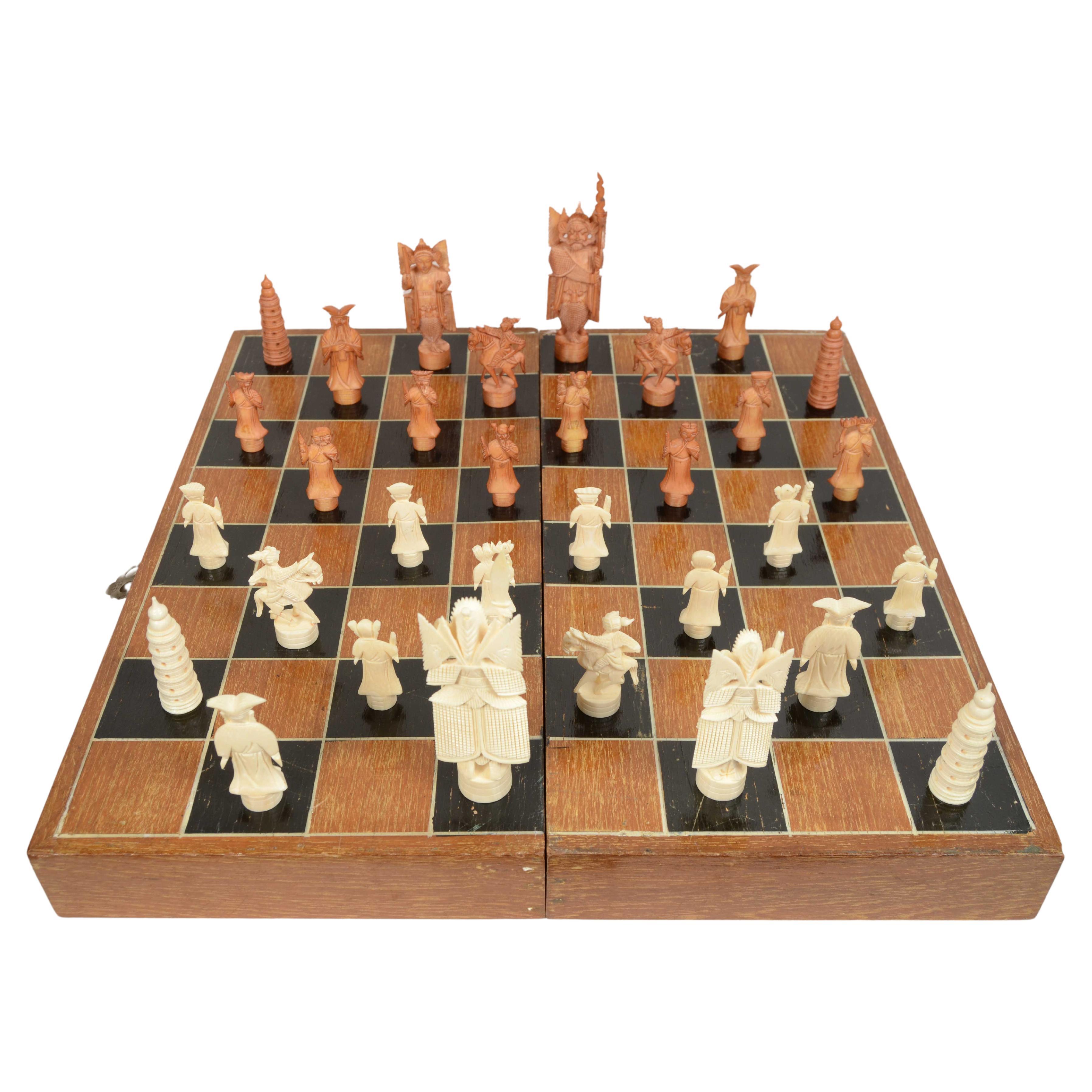 Schachspiel aus geschnitztem Meeresknochen mit 32 Figuren Hongkong 1950er Jahre im Angebot