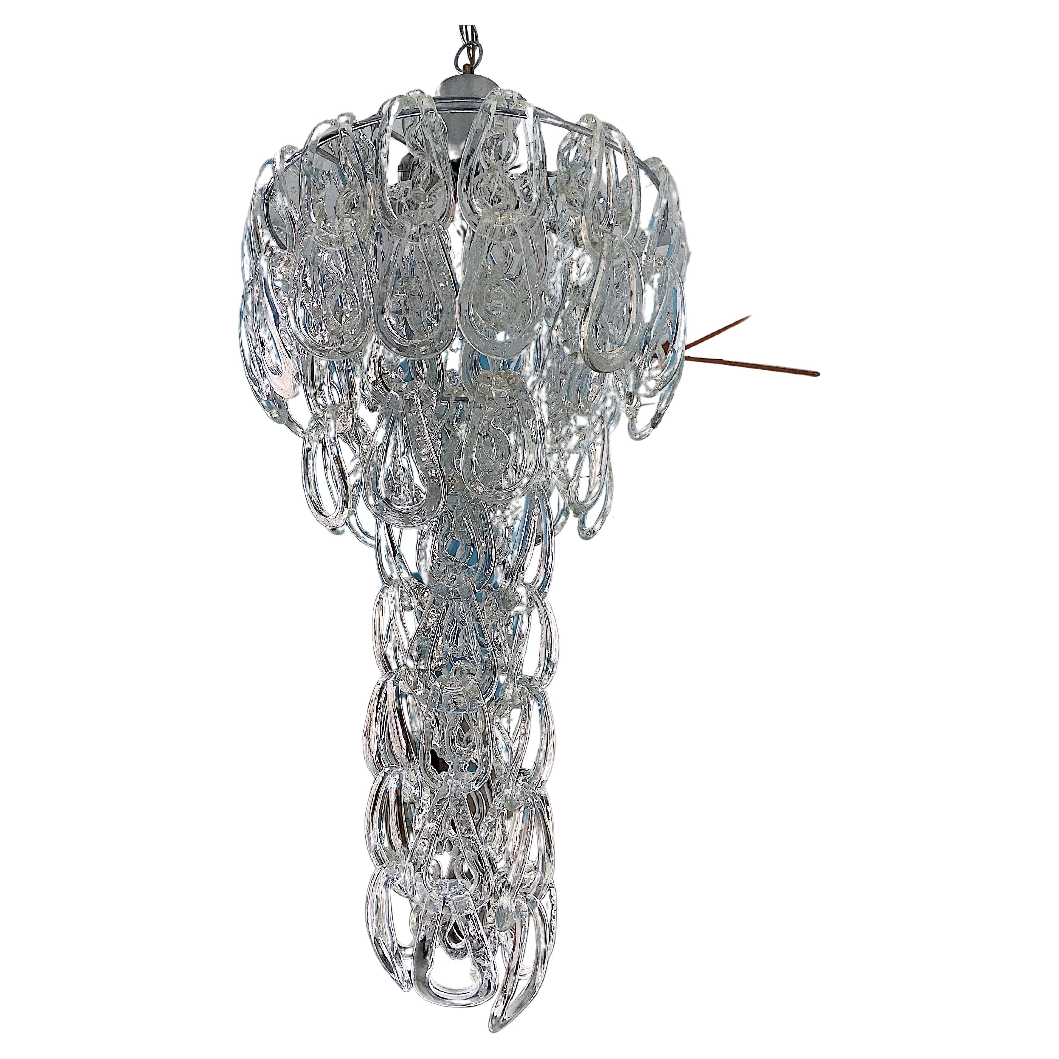 Timeless mid-century chandelier designed by Angelo Mangiarotti for Vistosi, circa 1960.
The elegant Murano glasses can be individually arranged, so that the chandelier can be adapted to different environments room heights according to your own