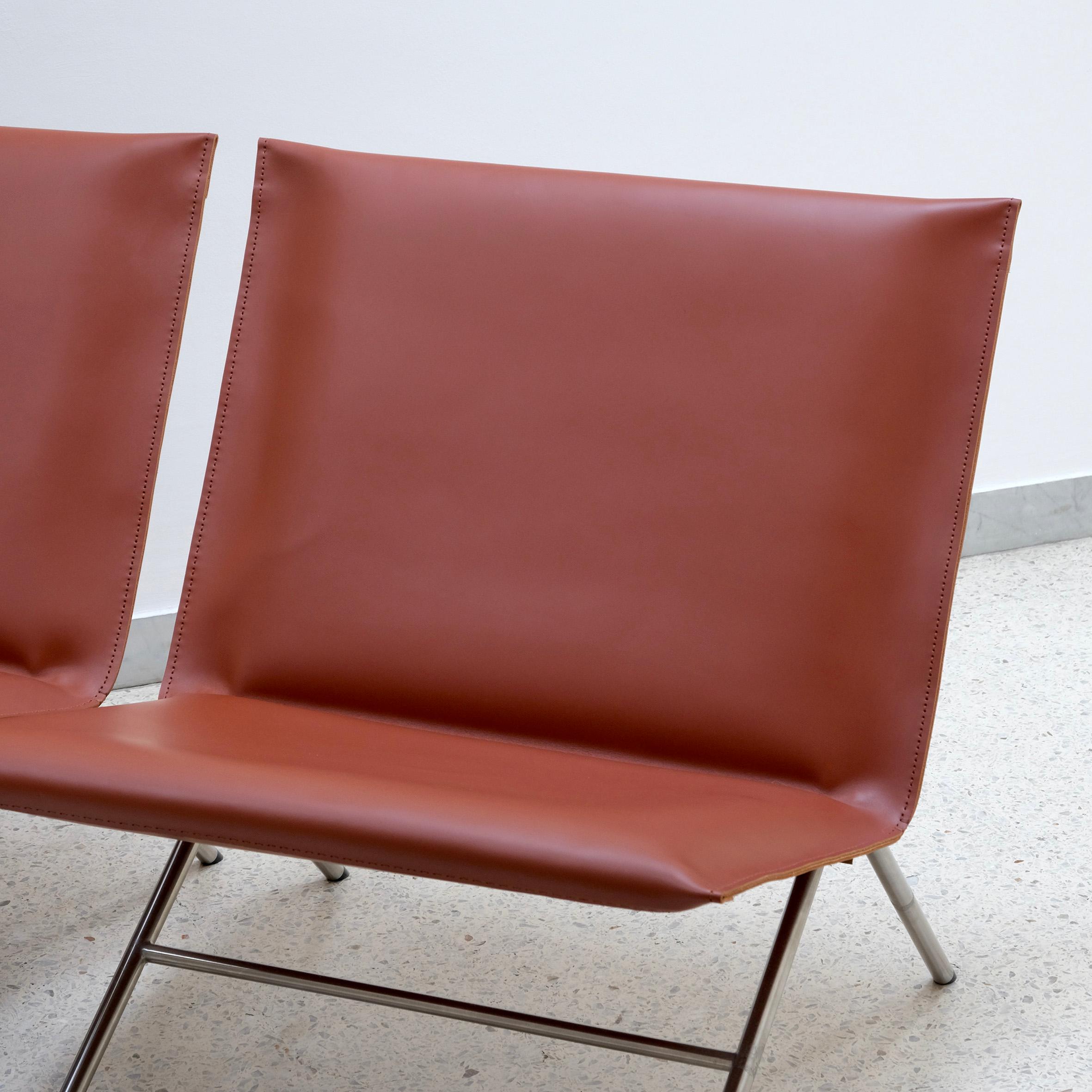 Gioia Meller-Marcovicz.

Inclinaison

Paire de chaises longues pliables en acier inoxydable et en cuir Cotto.
Chacune avec un dossier rectangulaire et une assise recouverte de cuir teinté sur une structure pliante en acier inoxydable émettant quatre