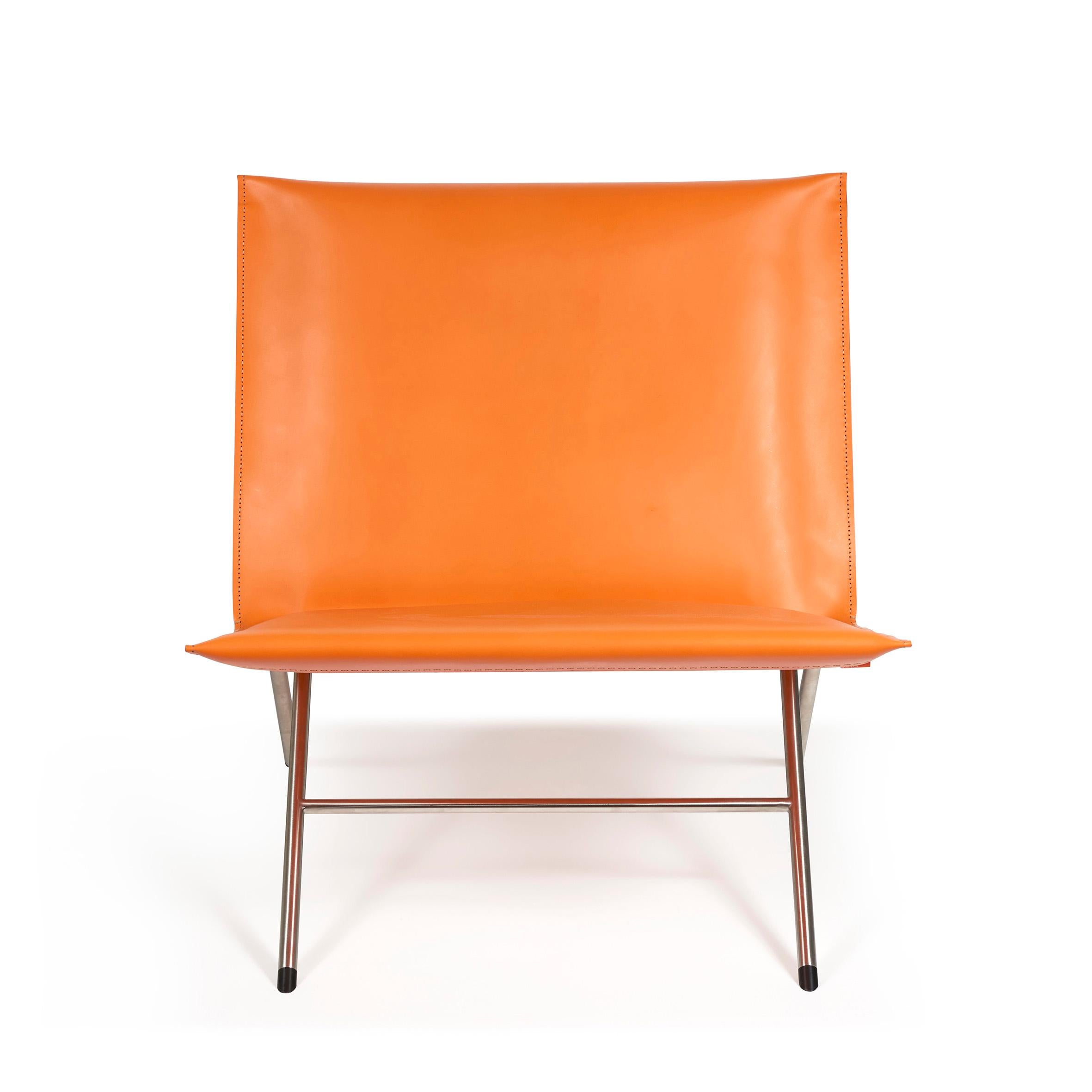 Gioia Meller-Marcovicz.

Inclinaison

Une chaise longue pliable en acier inoxydable et en cuir Arancio.
Le dossier et l'assise rectangulaires sont recouverts de cuir teinté sur une structure pliante en acier inoxydable émettant quatre pieds