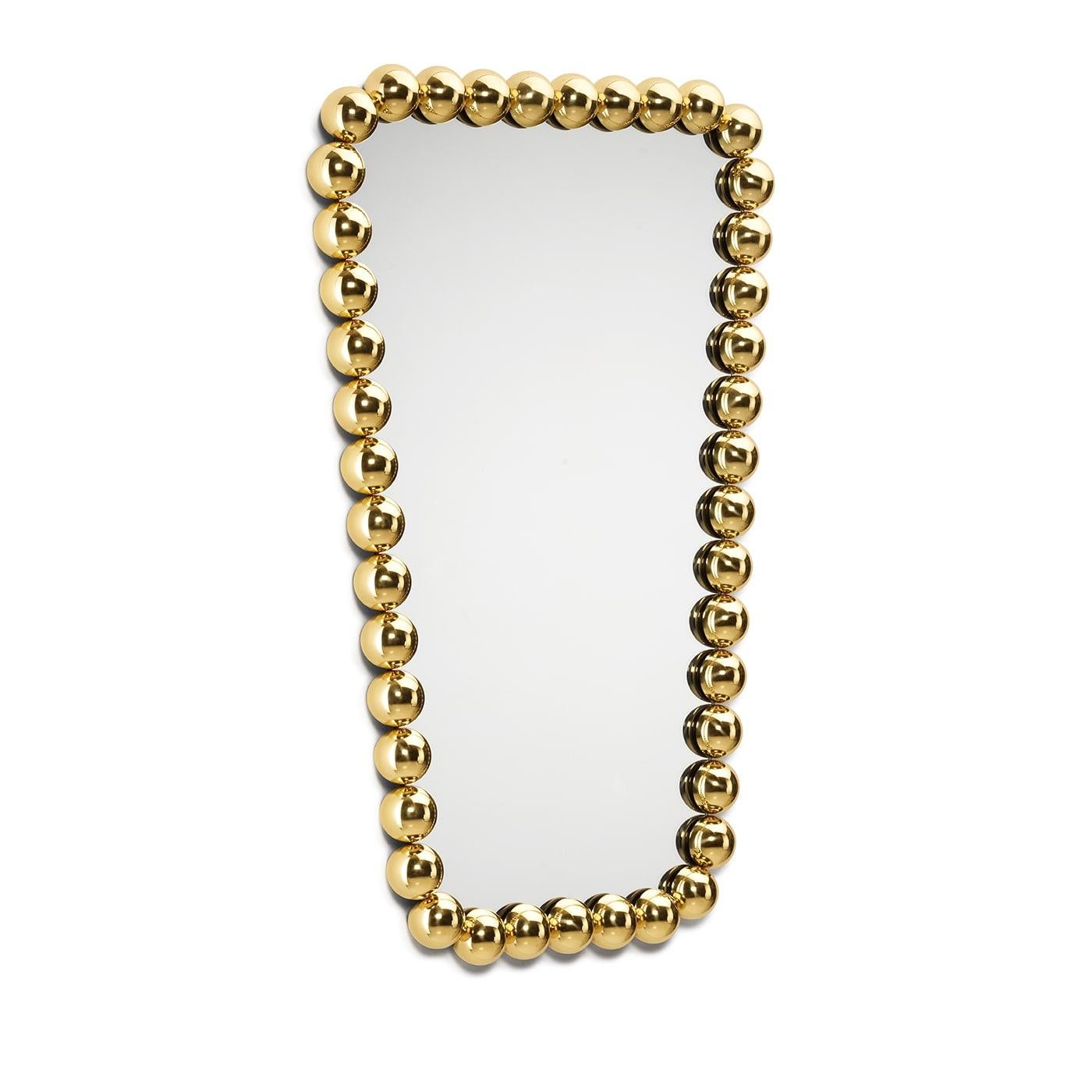 Precious and refined bracelets come to mind when admiring the stylish design of this mirror. Standing out for its luminous frame of brass beads brightened up by a glaring golden finish, it also reveals a subtle geometric inspiration through the