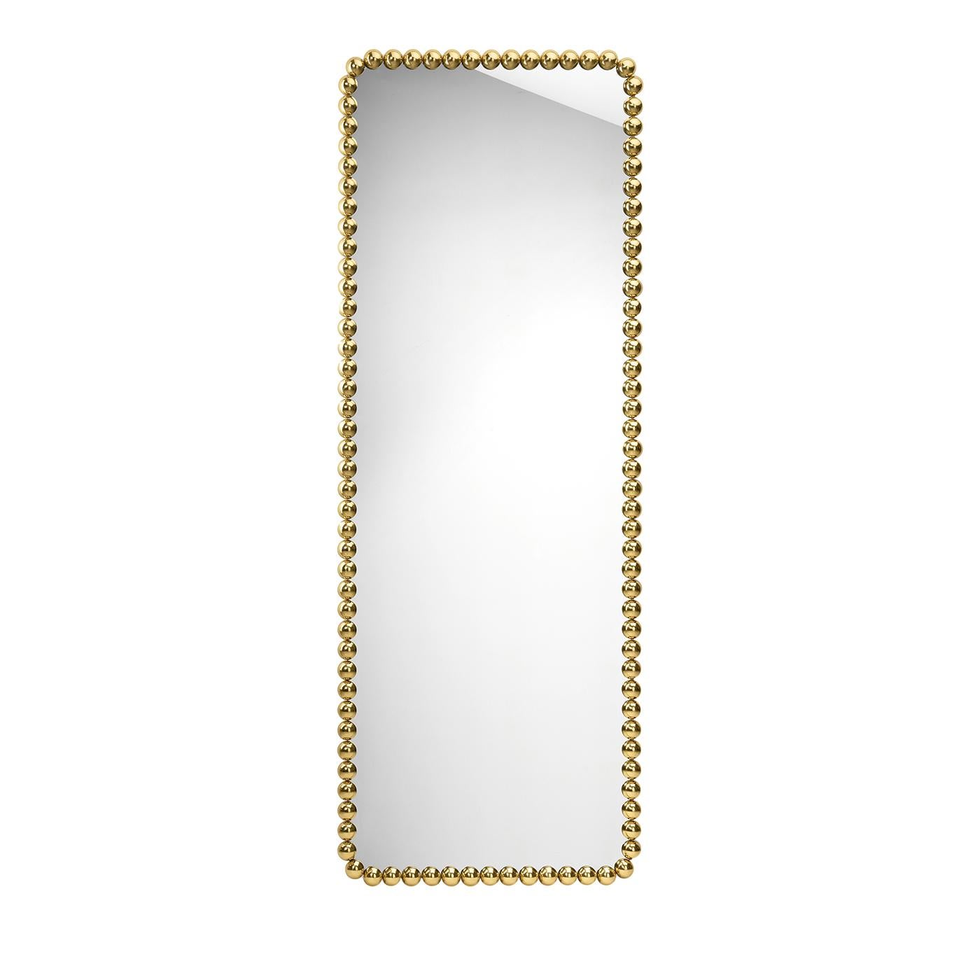 Dieser freistehende Spiegel ist ein Schmuckstück für eine kahle Wand. Er hat einen bezaubernden Messingrahmen mit goldfarbenen Perlen, die an kostbare Halsketten erinnern. Sie ist eine wunderbare Ergänzung für moderne Dekors, in denen man Glamour