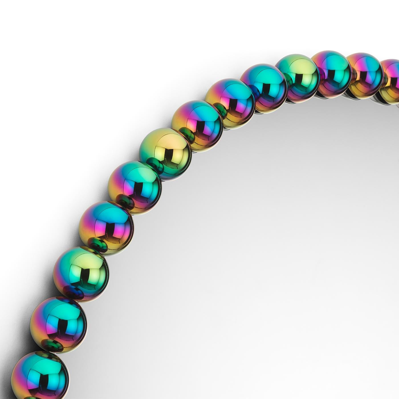Le miroir Looping présente un cadre composé de sphères en laiton poli et multicolore disposées en boucle continue. Ce design explore la répétition élégante de formes sphériques, créant une pièce polyvalente et luxueuse pour les intérieurs