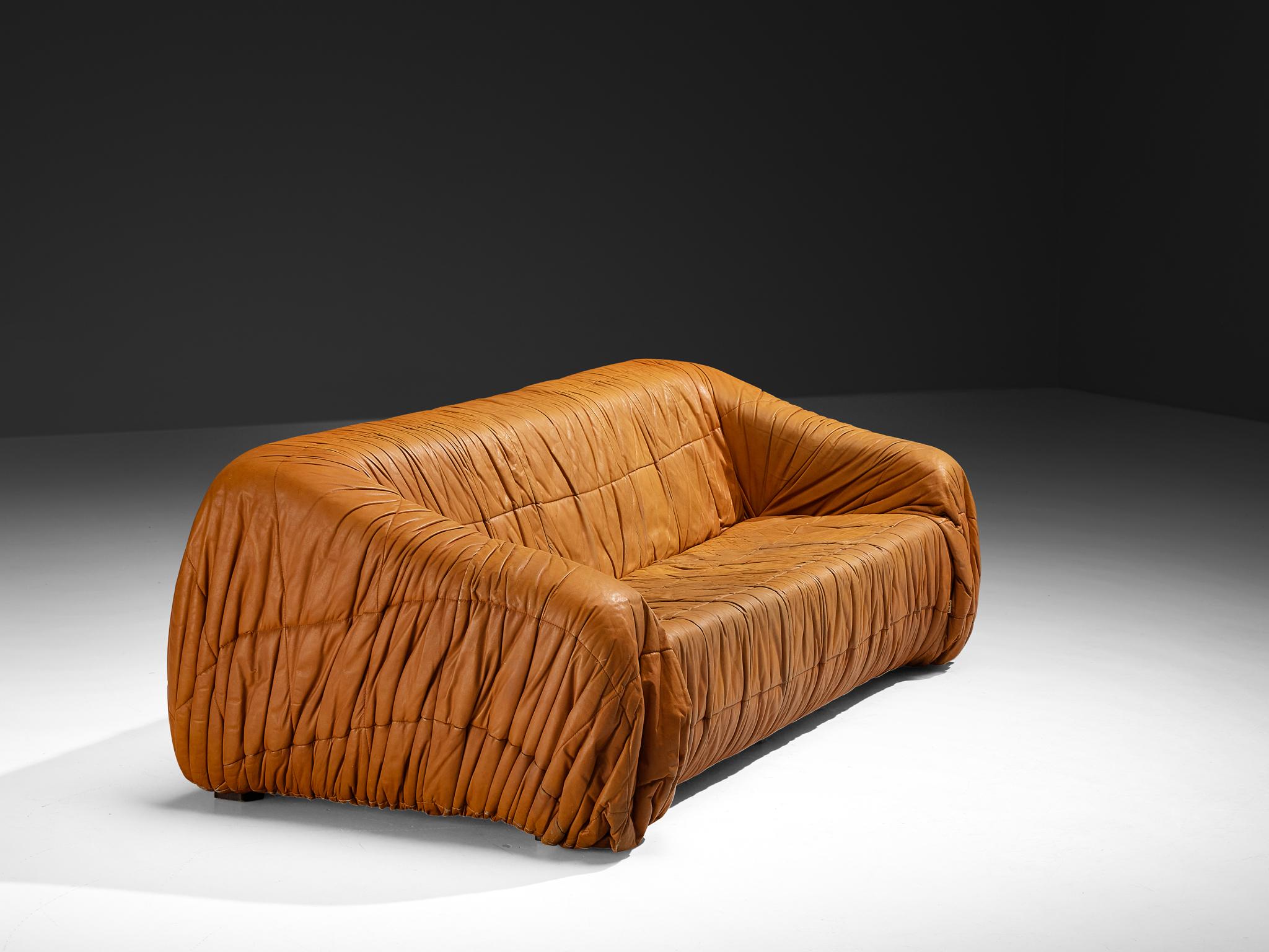 Jonathan de Pas, Donato D'Urbino und Paolo Lomazzi für Dell'Oca, Sofa 'Piumino', Leder, Schaumstoff, Italien, 1970er Jahre

Jonathan de Pas, Donato D'Urbino und Paolo Lomazzi bildeten ein innovatives Design- und Architektentrio, das für seine