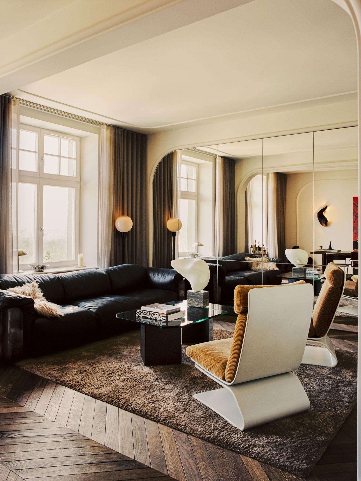 Sofa in perfect condition, available immediately!

Saint-germain sofa, is composed of a black, high quality leather, matt black wood panel, covered in the external part with a metal plating, with a padded border in the same upholstery of the